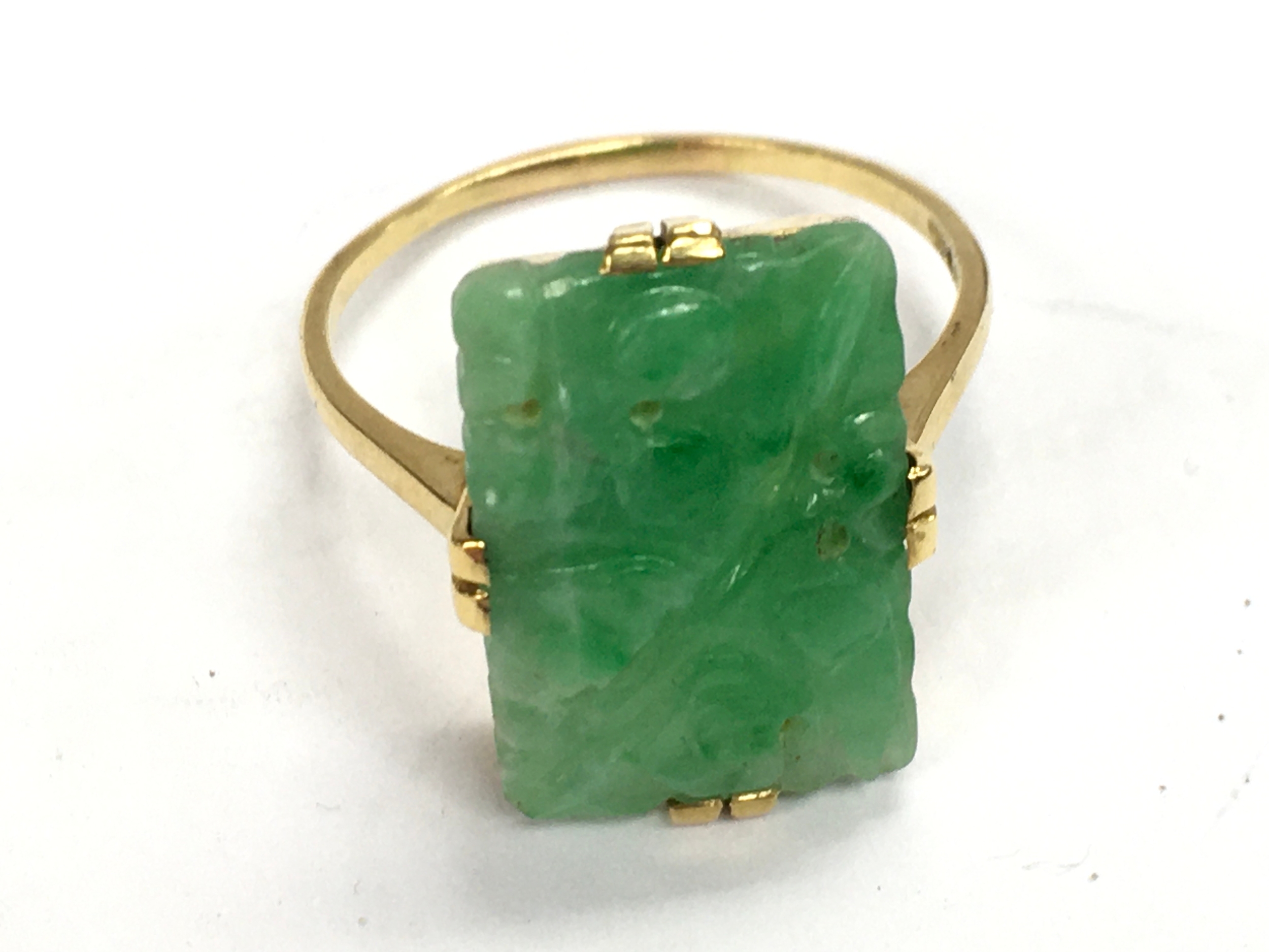 A gold jade ring size S/T, 4.5g total weight