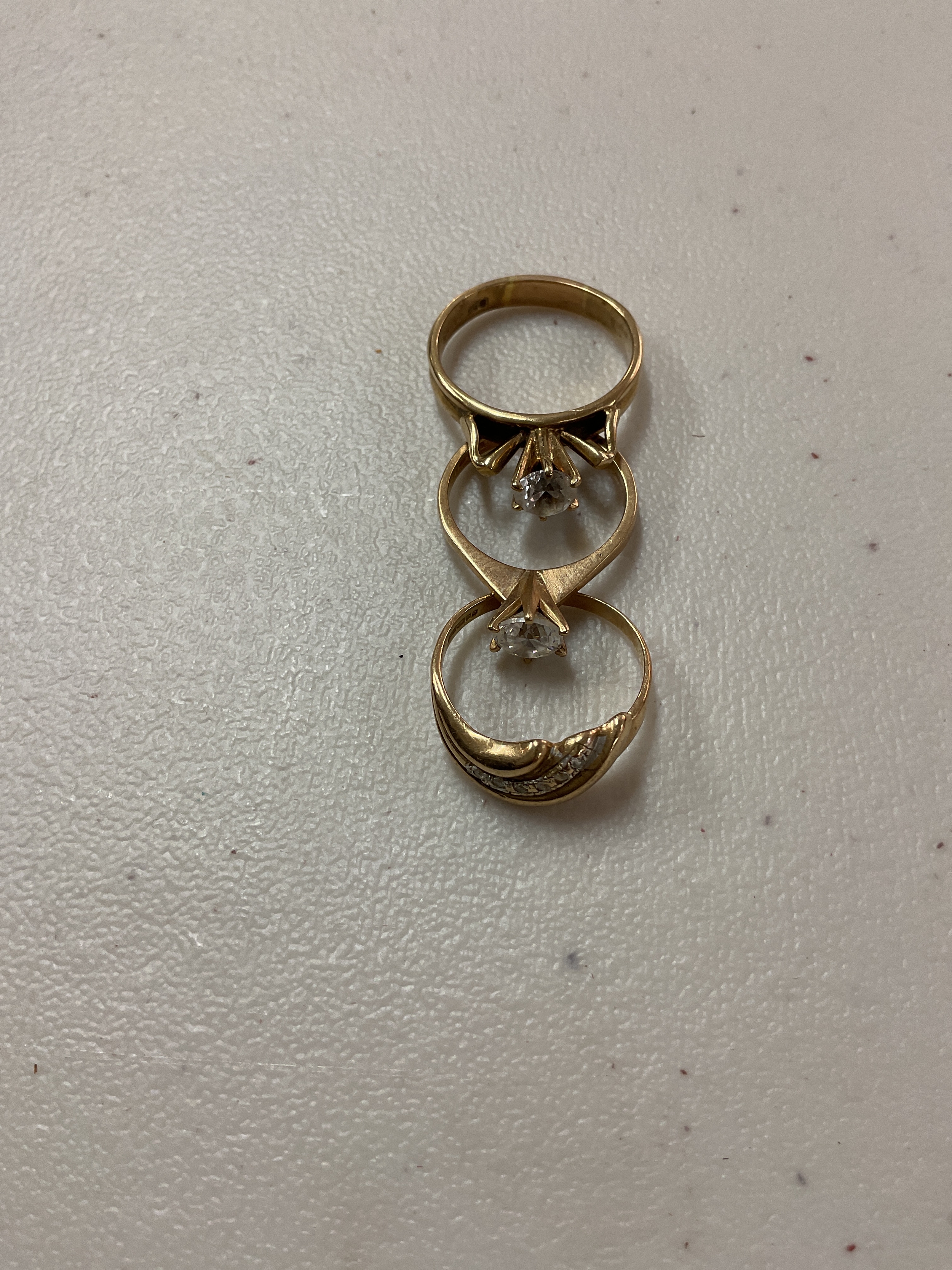 Three 9ct dress rings. Weight 9.5 grams.