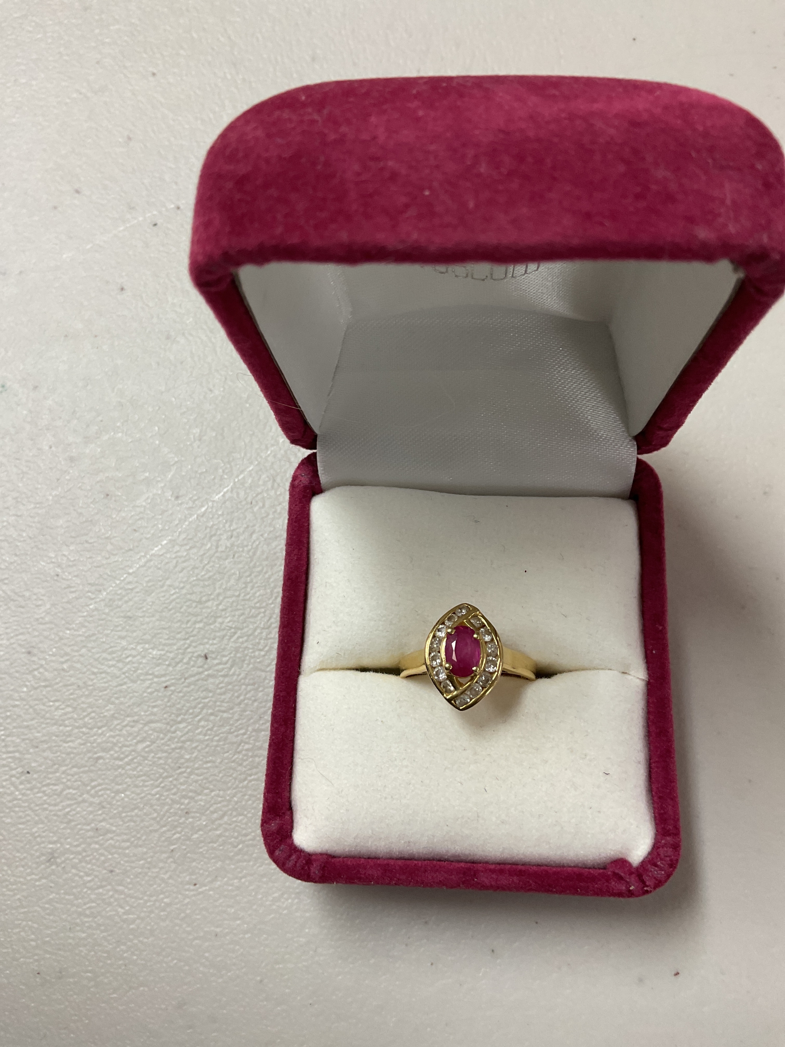 18 ct ruby and diamond ring weight 3.4 grams