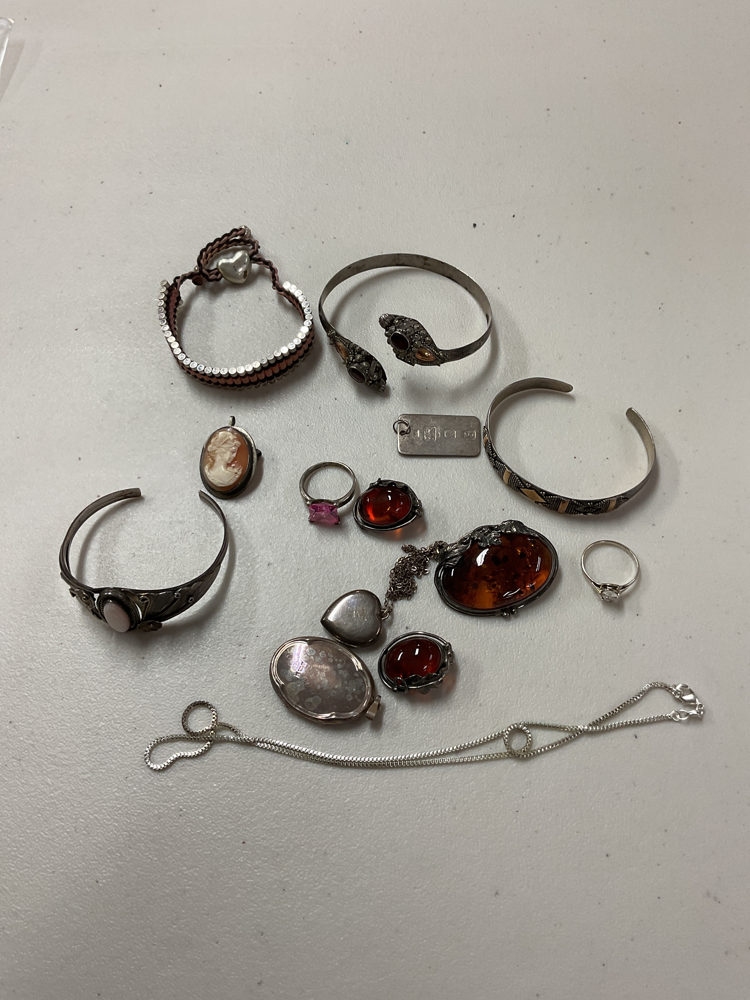 Qty silver jewellery to inc Amber, bracelets, Links of London bracelet etc.