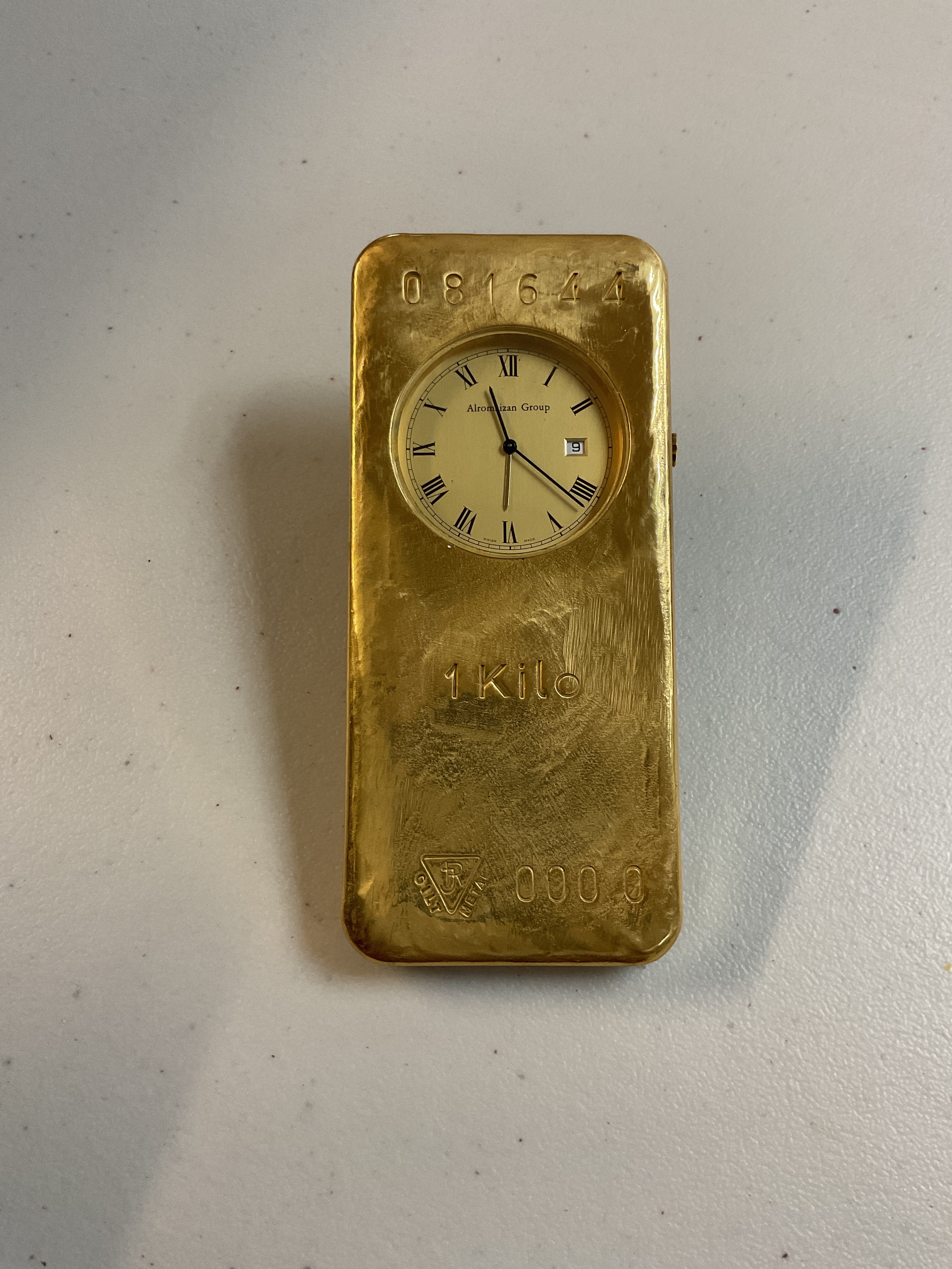 Desk clock in the form of a gold bar.