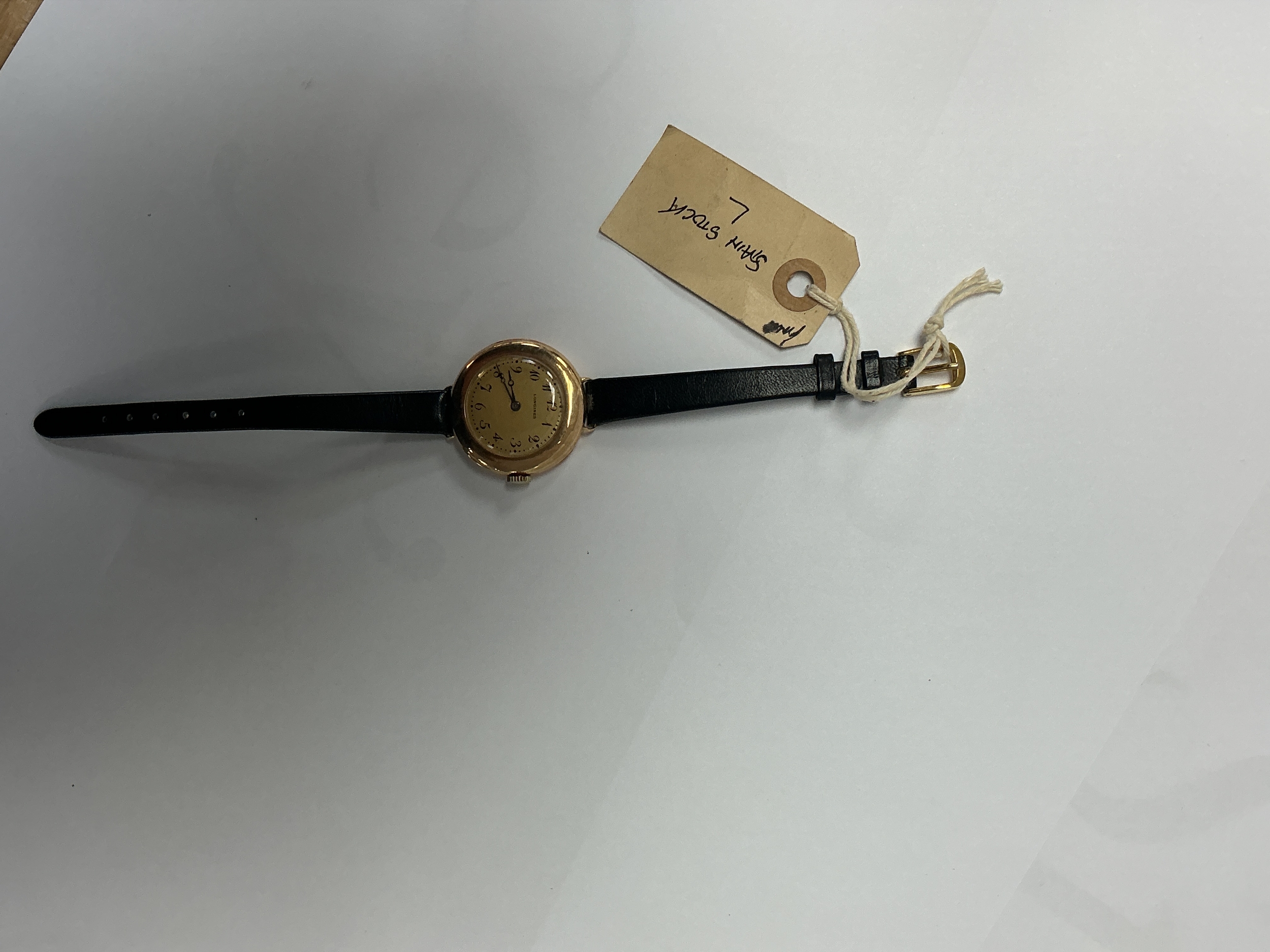 A vintage Longines wristwatch having yellow metal case. Approx: 21 x 3.5 cm face. 26g