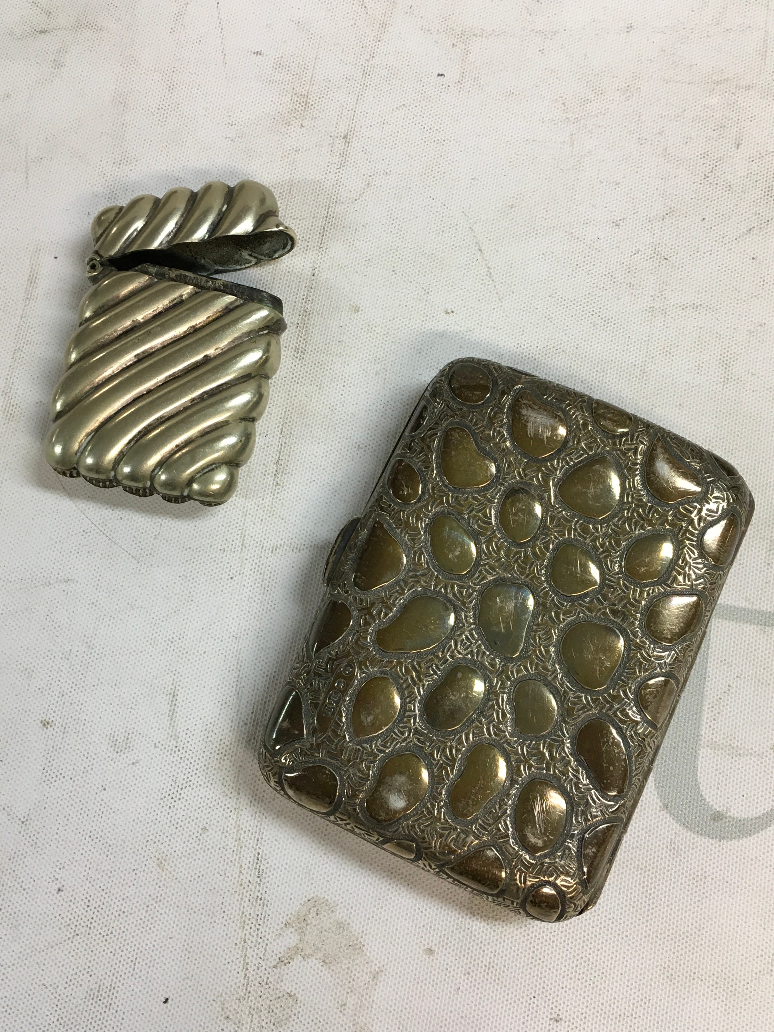Silver cigarette case and vesta. Weigh 90g.