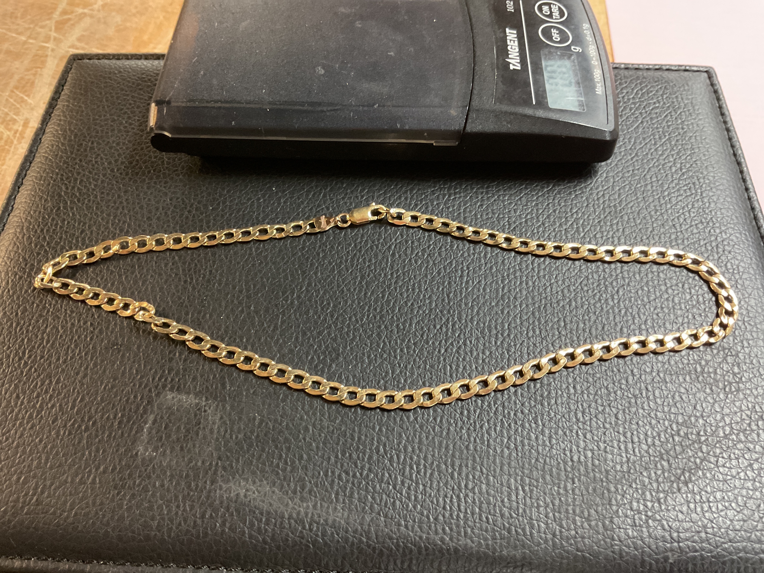 9ct curb link necklace weight 5 grams.