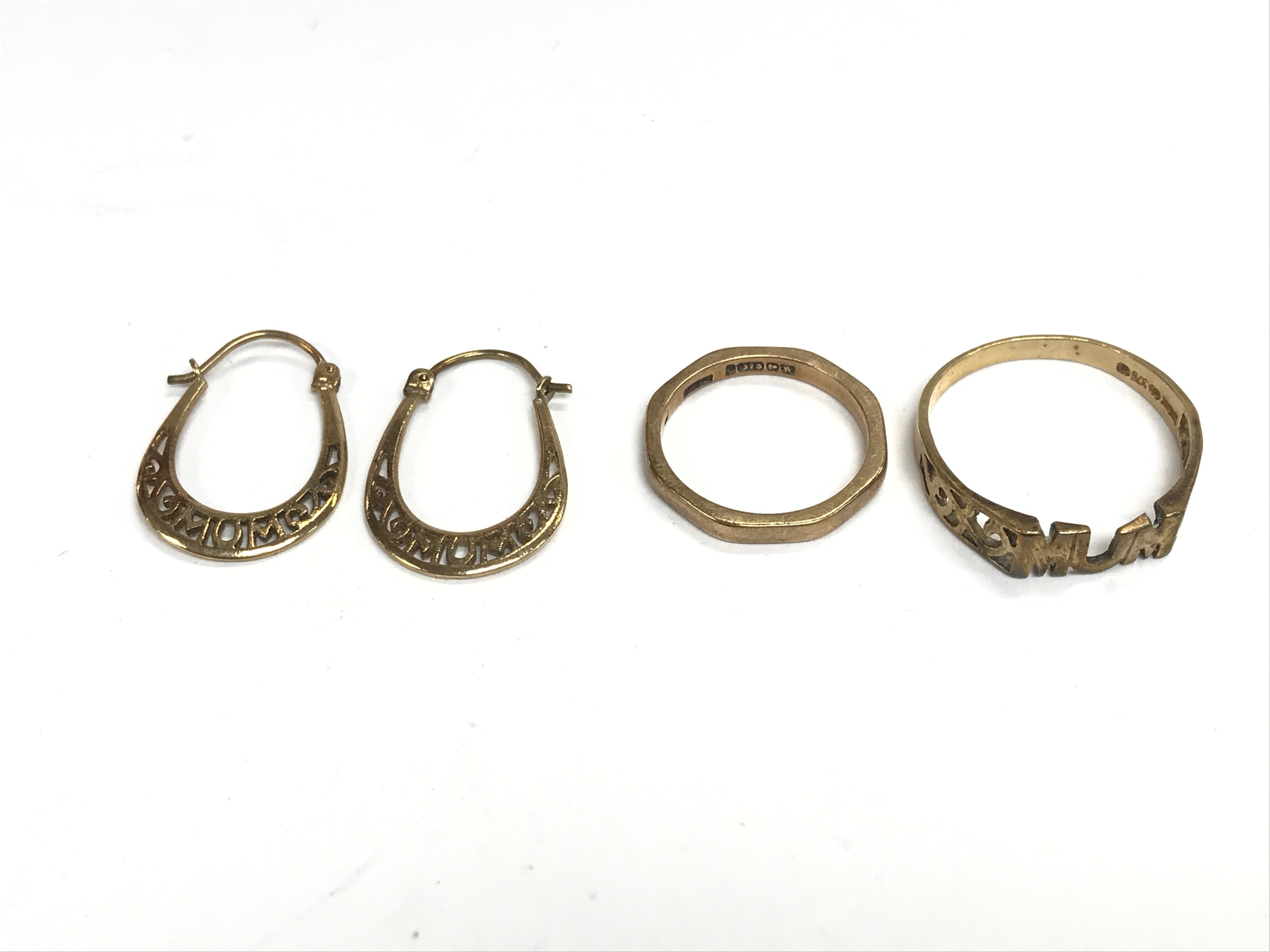 9ct gold mum ring along with 9ct small ring and earrings. 5.2g