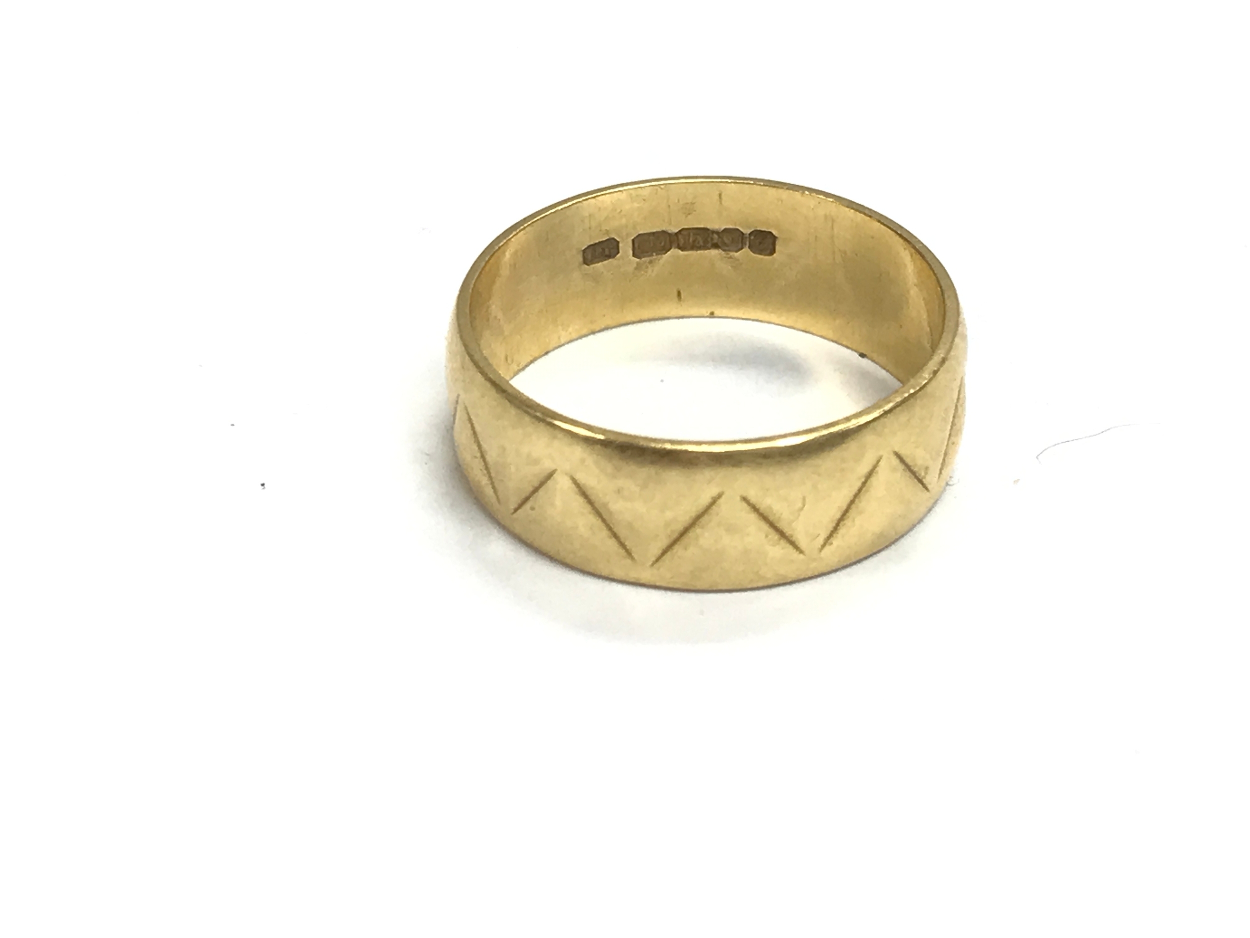 An 18ct wedding band. Size P and 5g