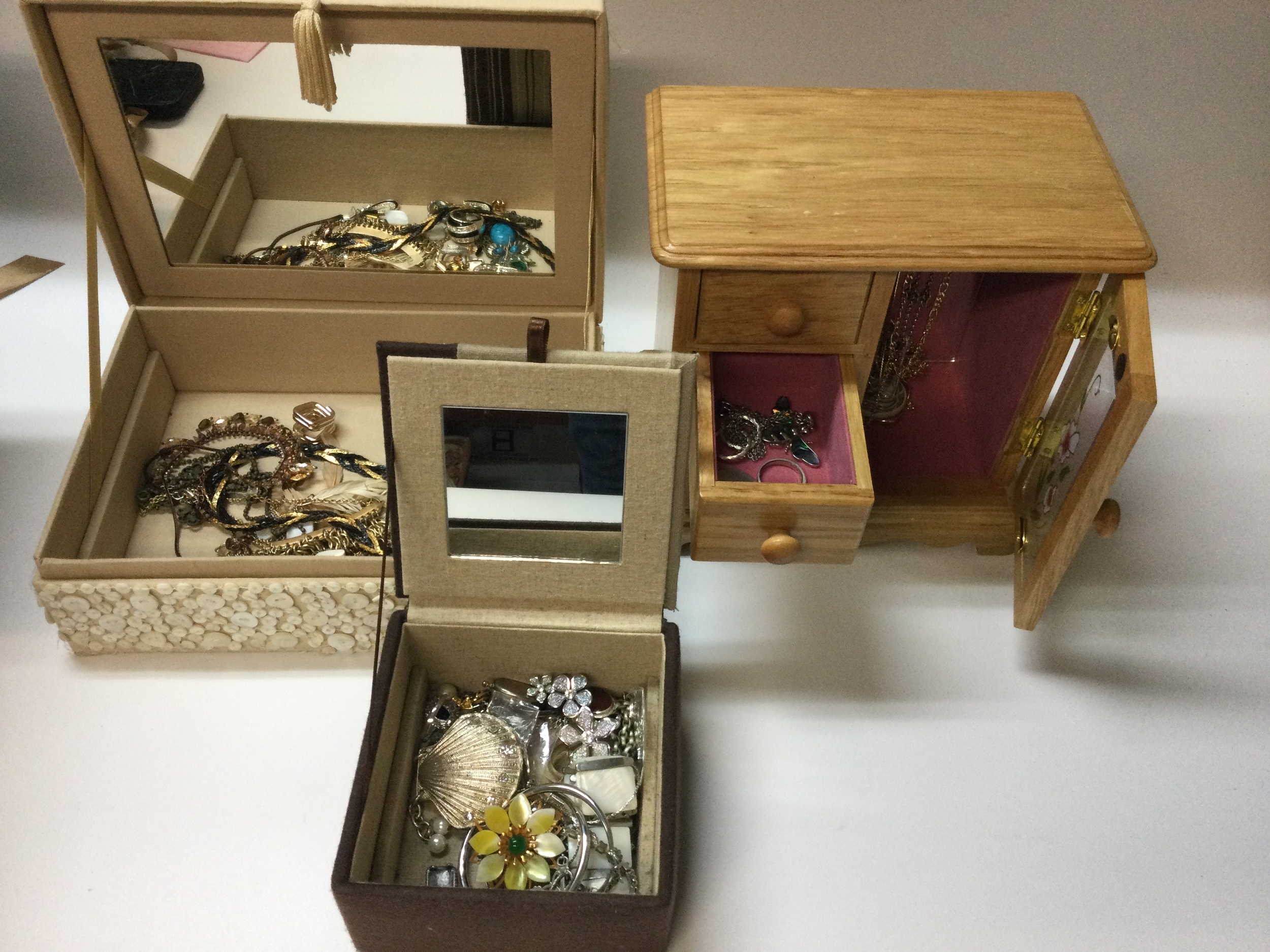 Jewellery case and box with silver items