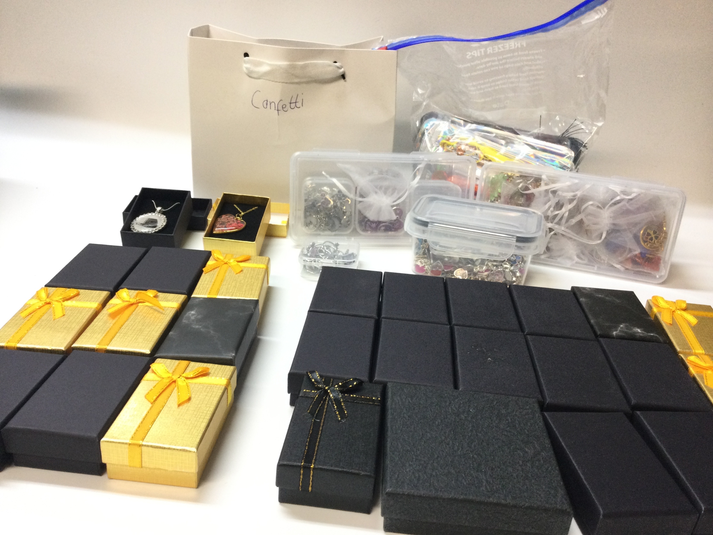 Large Quantity of resin jewellery bankrupt stock 