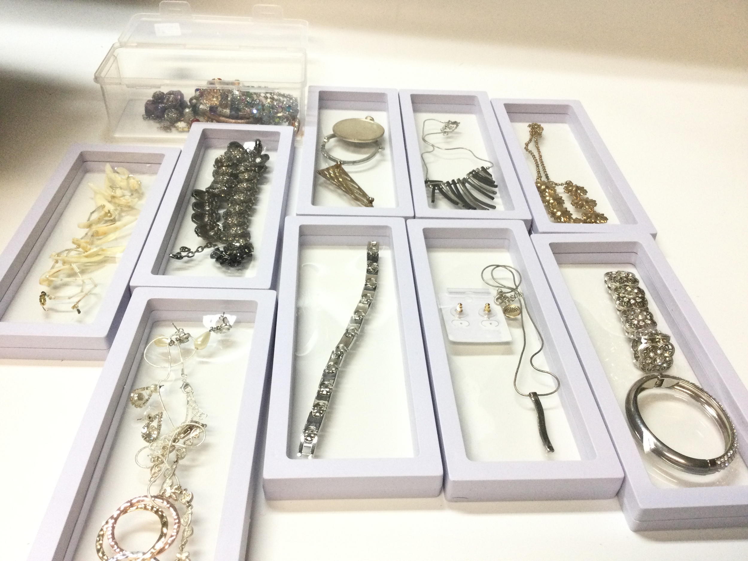 Quantity of dress jewellery 