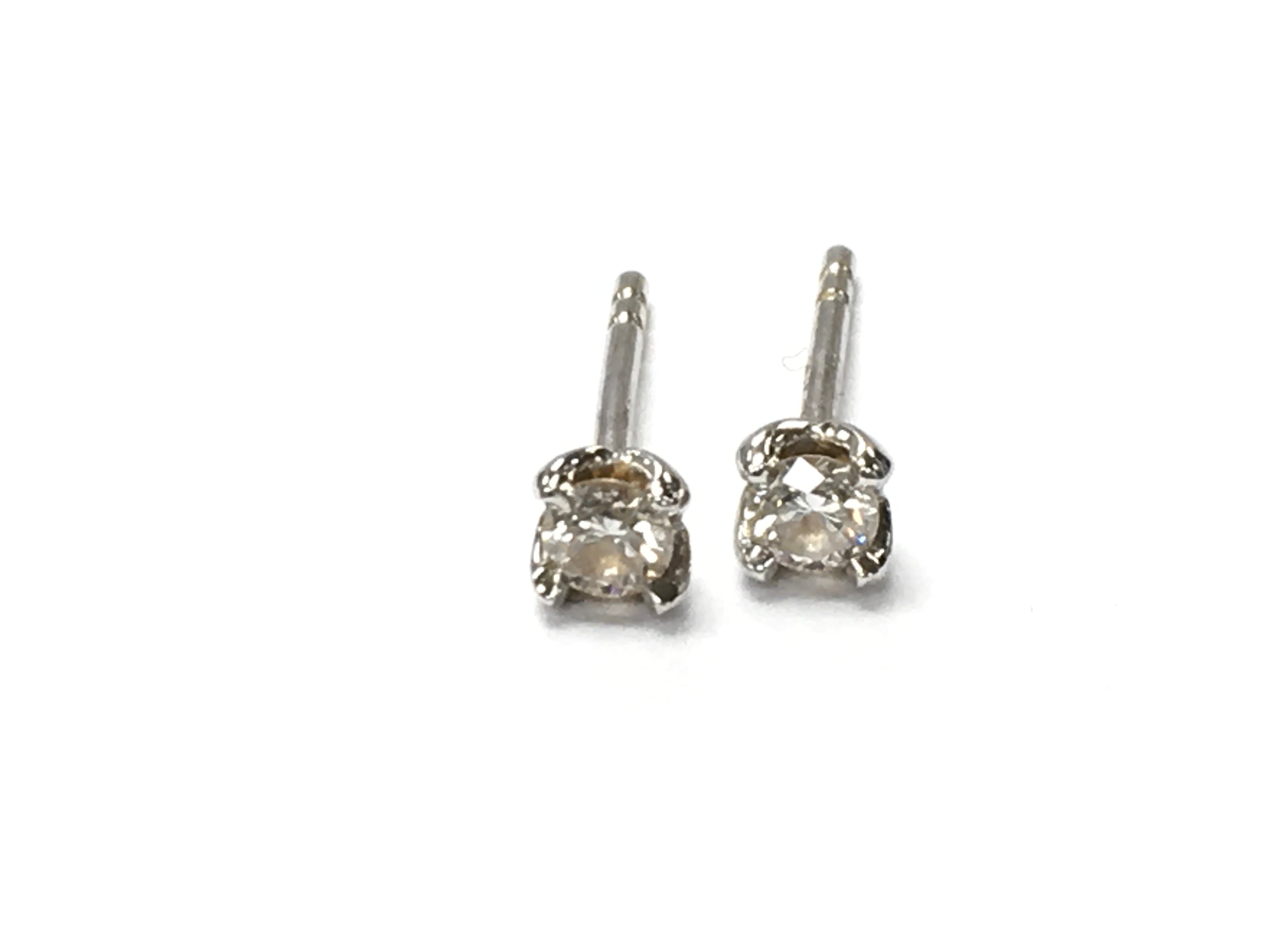 A pair of 18ct whote gold diamond stud earrings. Approx 0.08ct and 0.66g