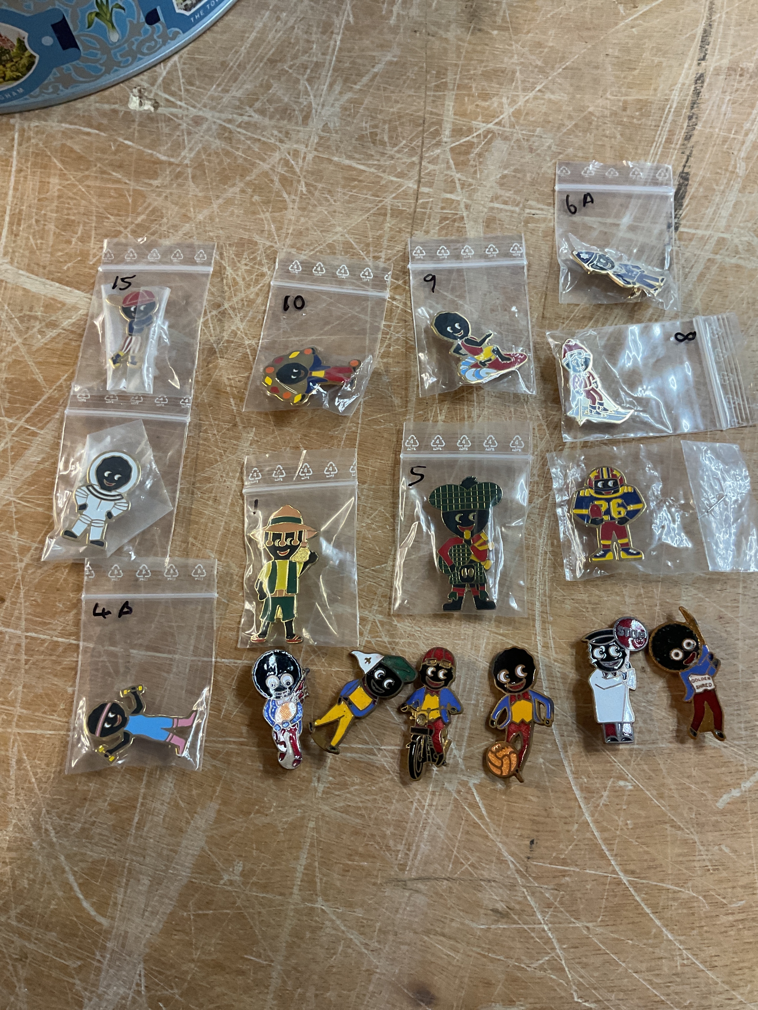 16 vintage Golliwog badges.