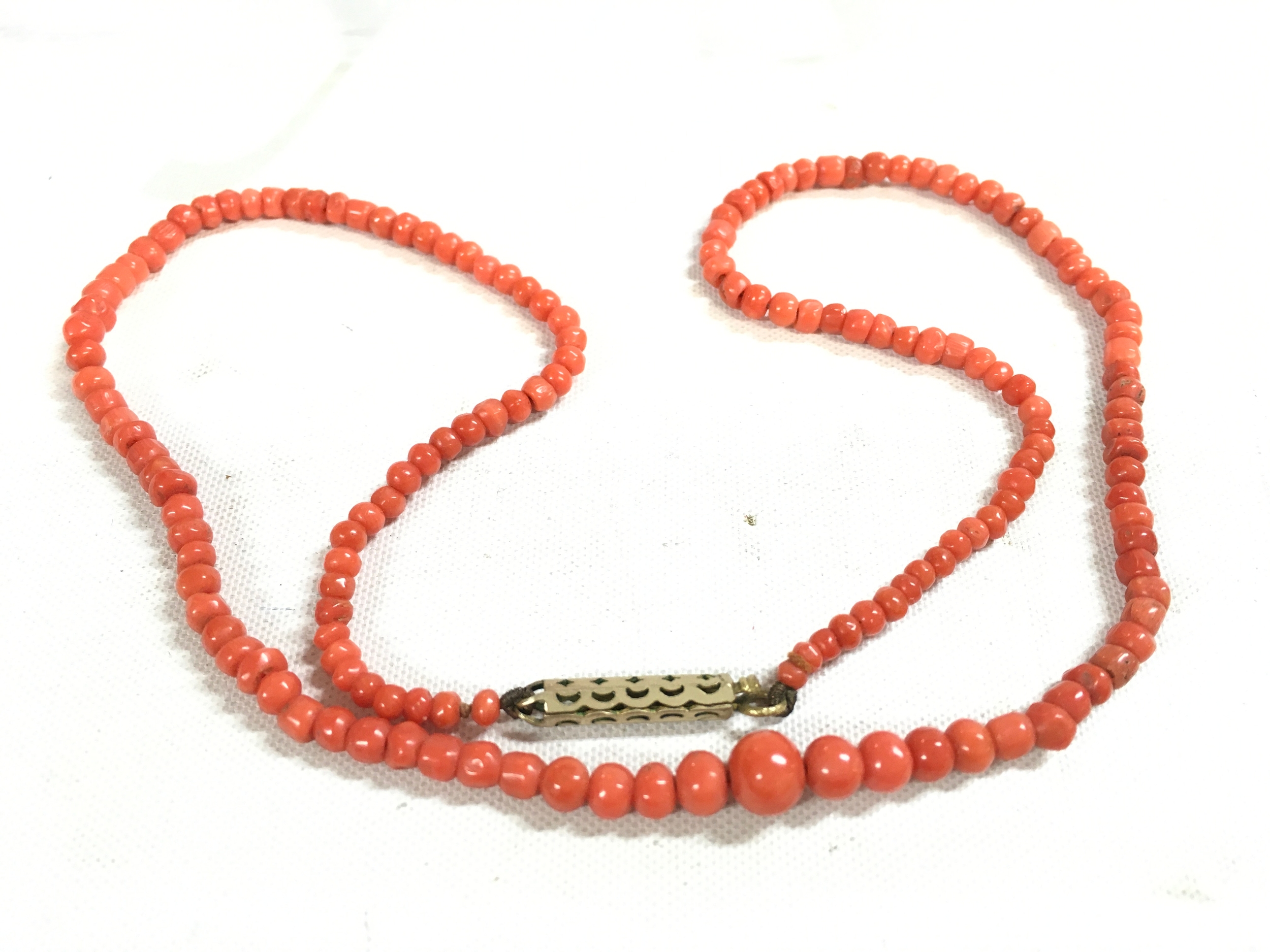 A coral necklace, 23cm long 