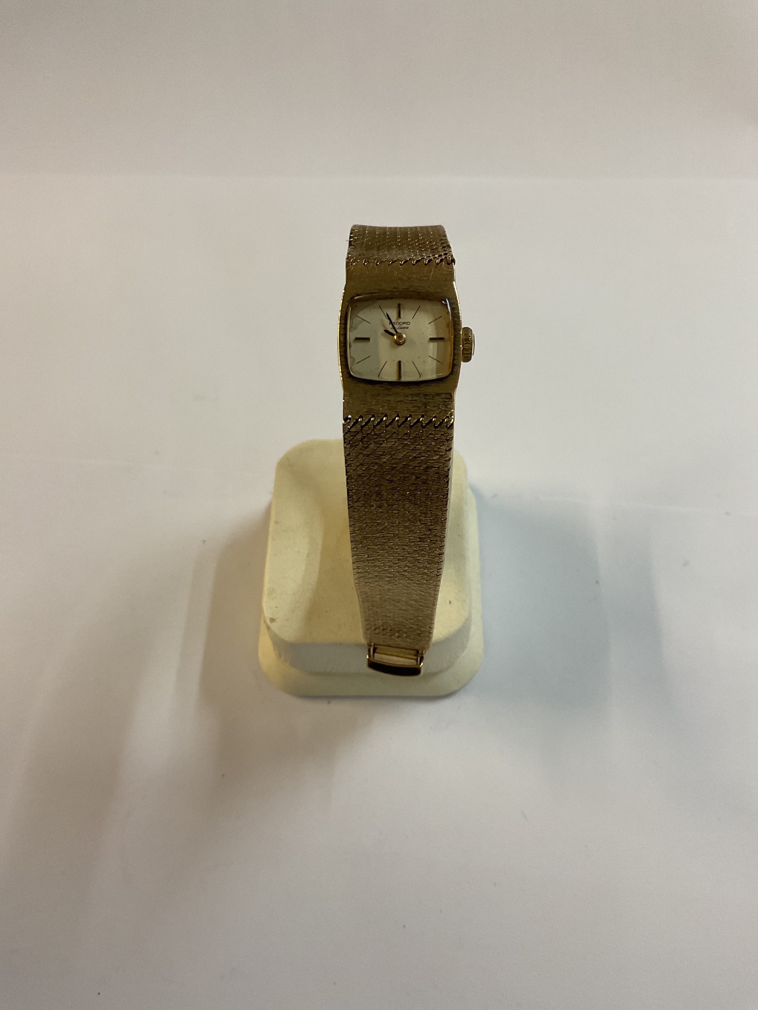 A ladies 9ct gold Record De Luxe watch with silver dial, 17 jewelled incabloc movement 31 grams.
