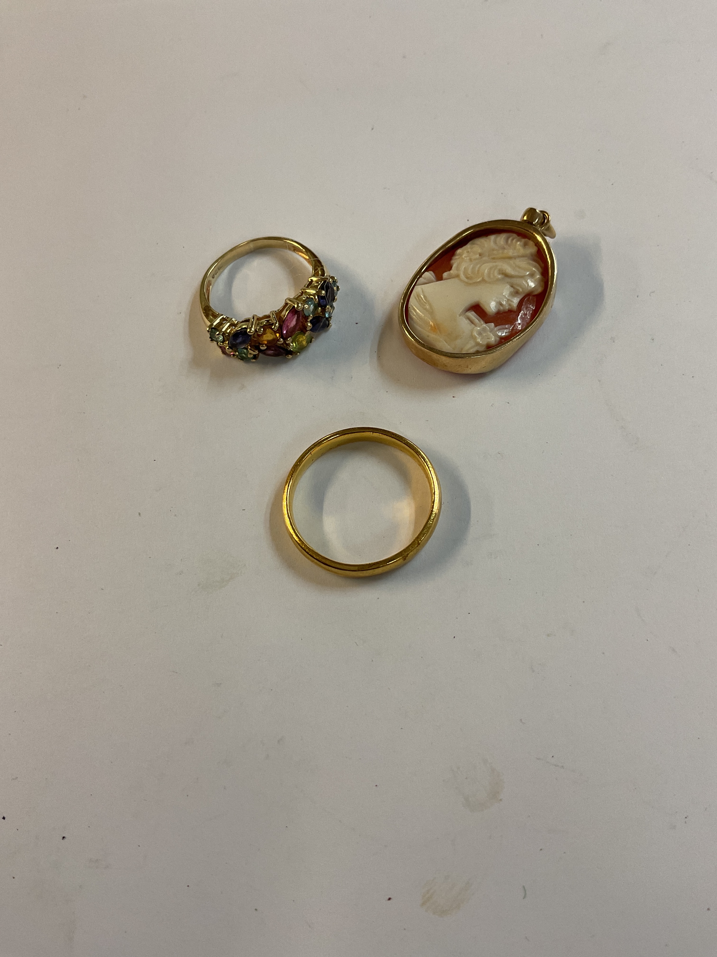 9 ct dress ring 3.2, 9 ct Cameo and 22ct band 4 grams.