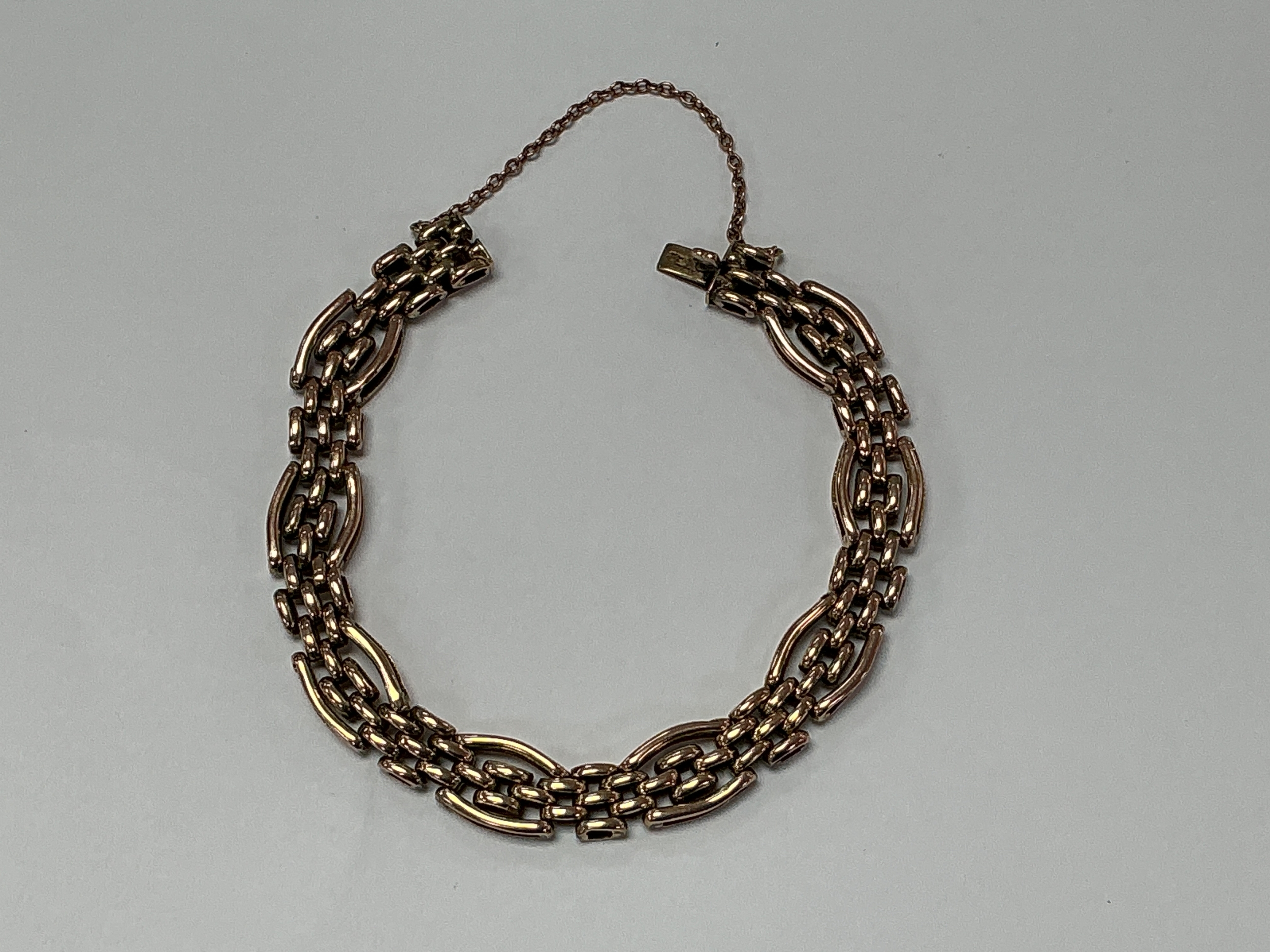 A 9ct gold chain link bracelet. Approx 9cm.14.37g