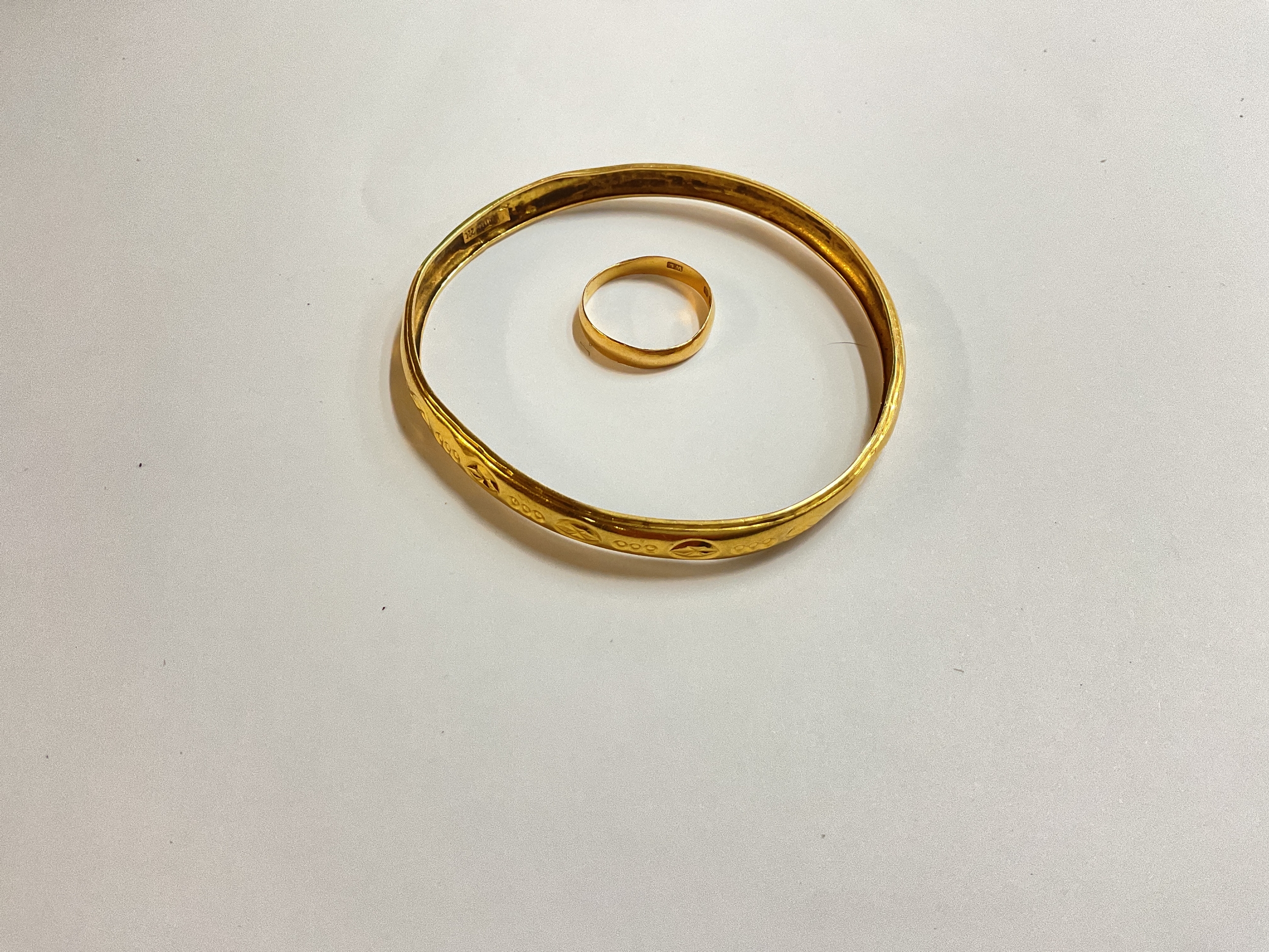 22ct bangle and ring 11.5g 