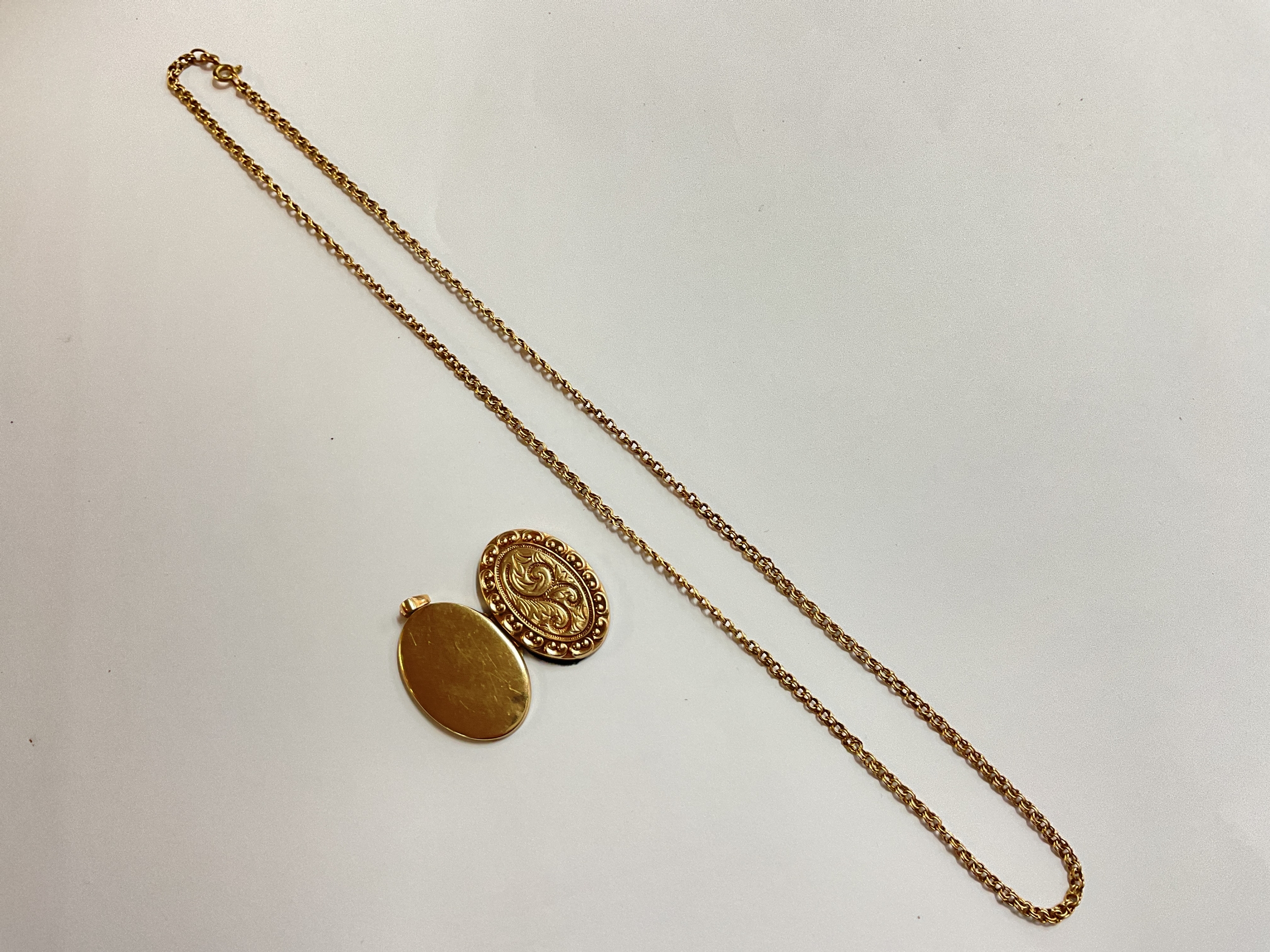 9ct locket and chain  chain 4g pendant 4.5g