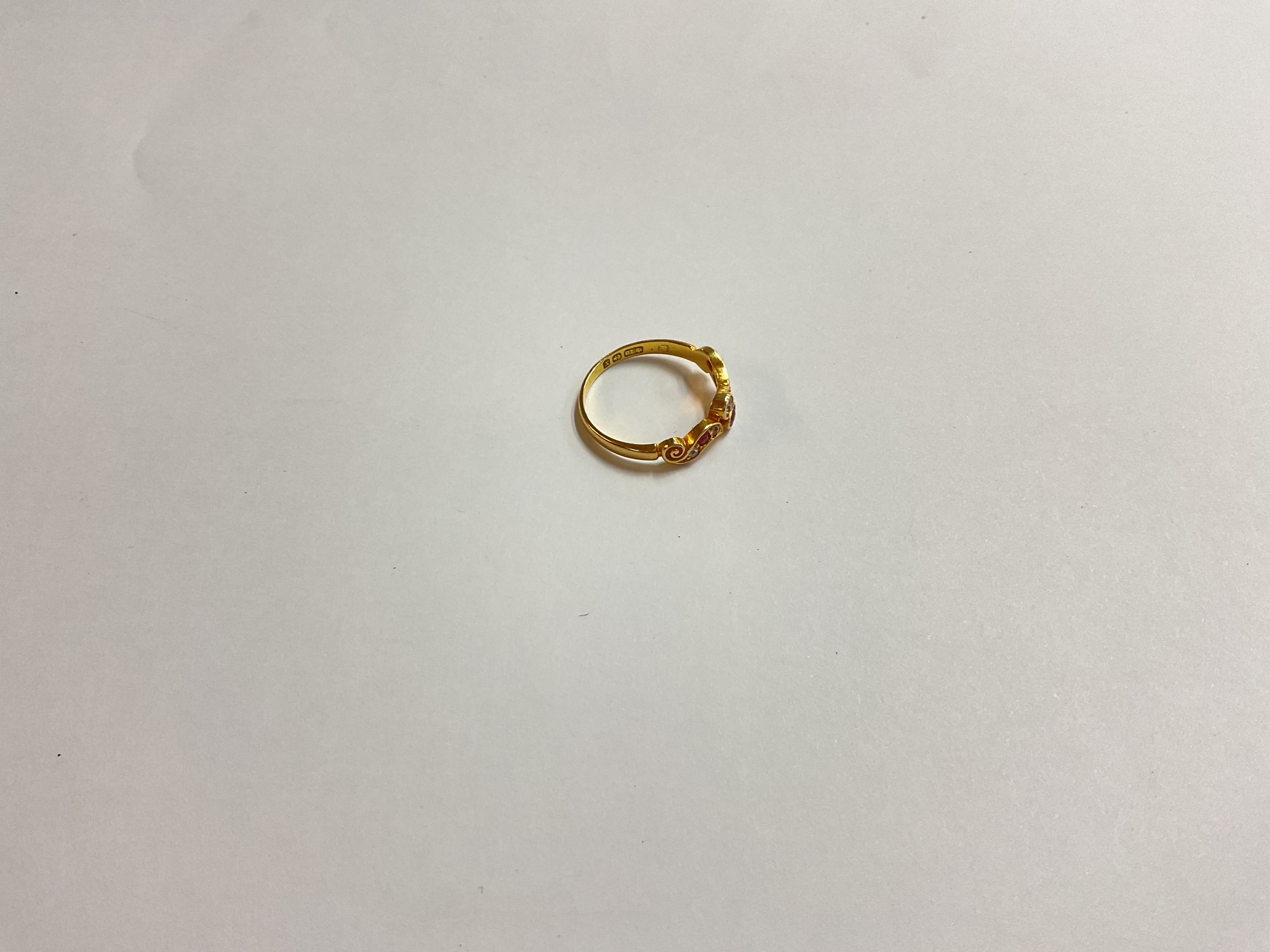 A Victorian 18ct gold red and white stone set ring 2g