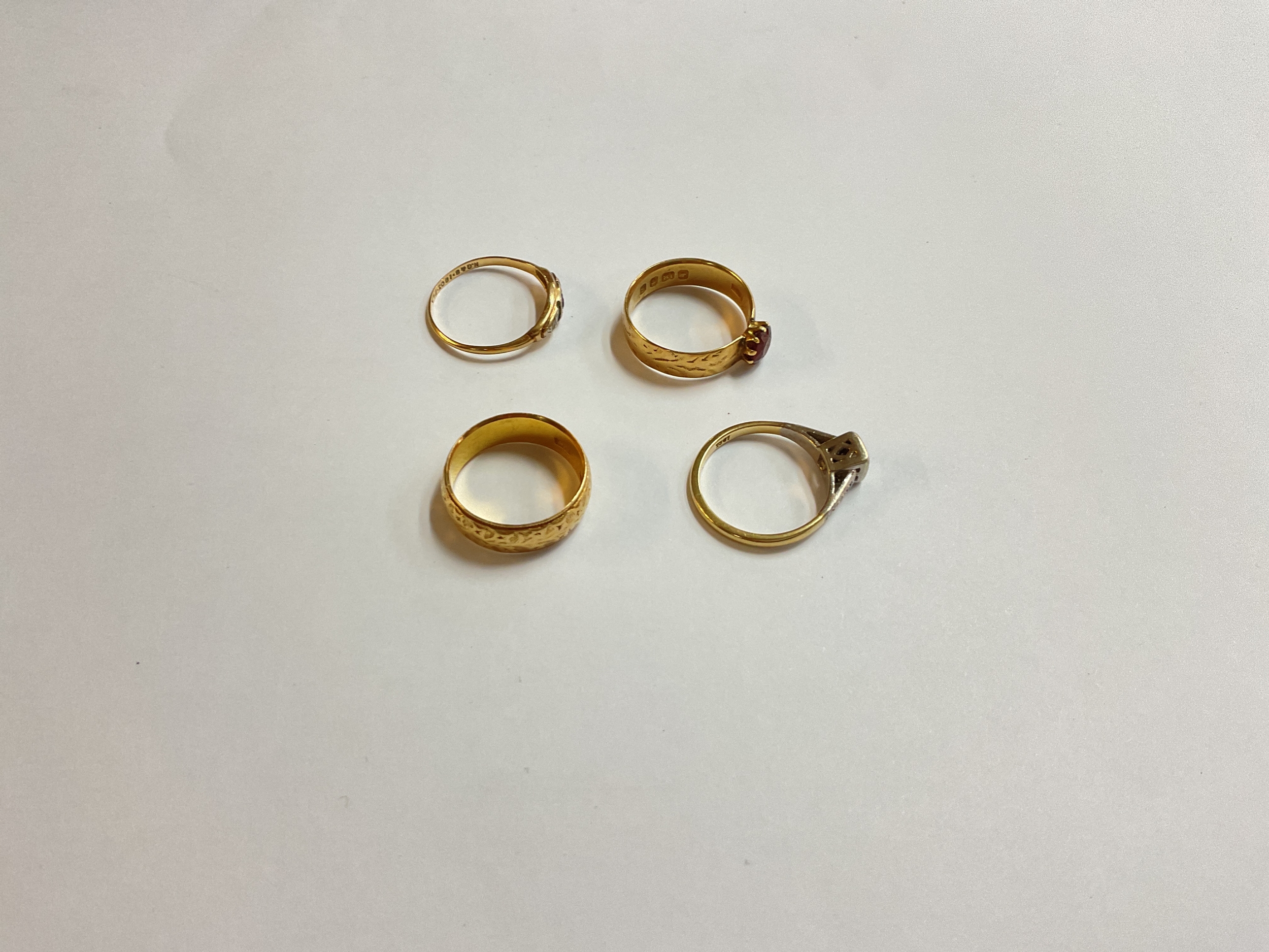 4 18ct gold dress rings 13g of 