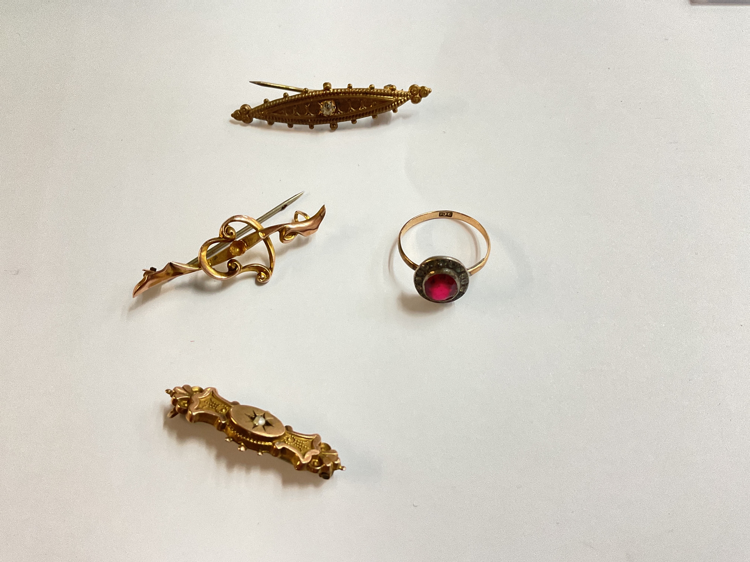 2 9ct brooches and 9ct ring 3.5g and one other 