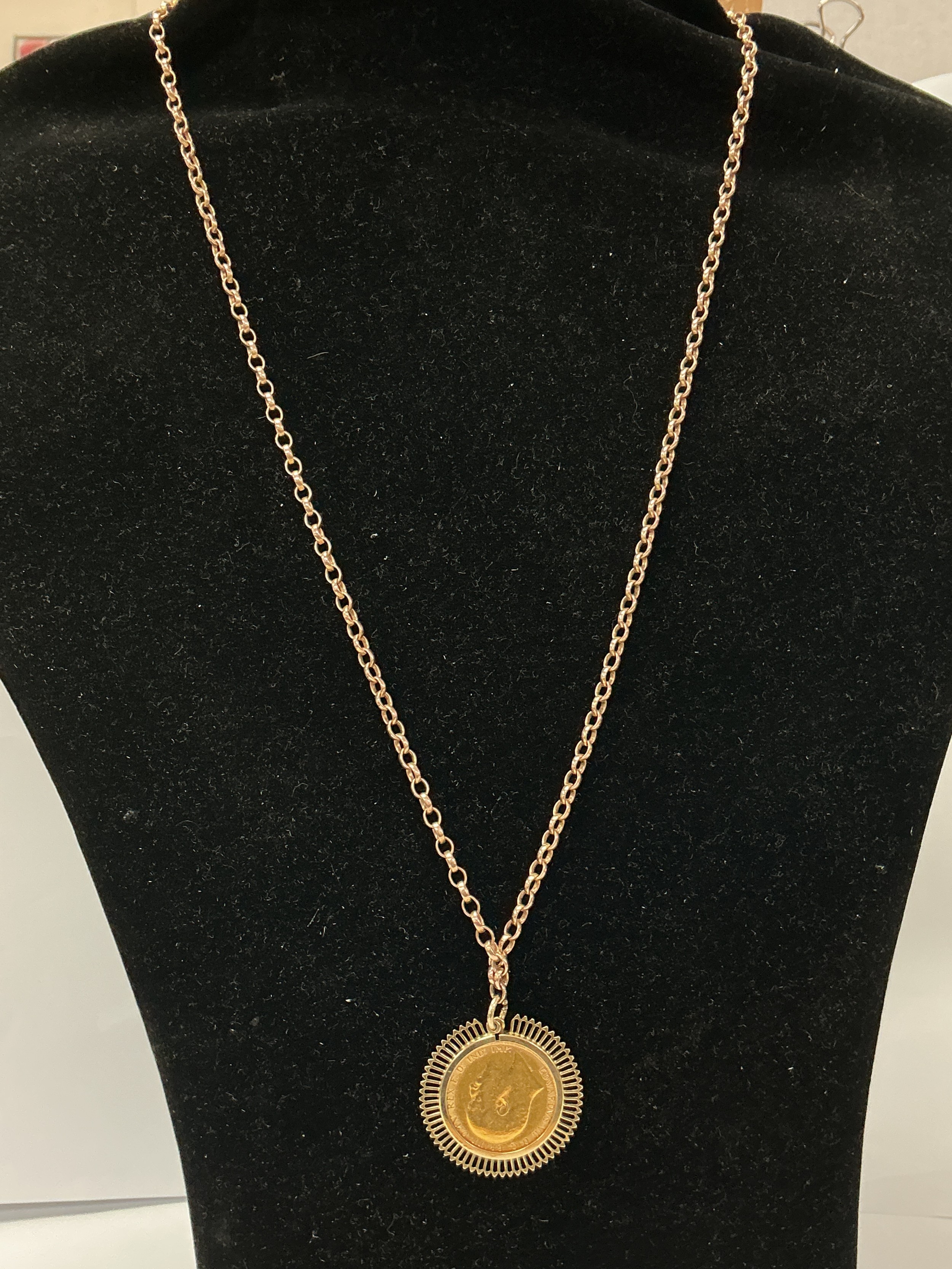 A 1908 Edwardian gold sovereign on rose gold belcher chain. Approx: 35cm long. 24.05g
