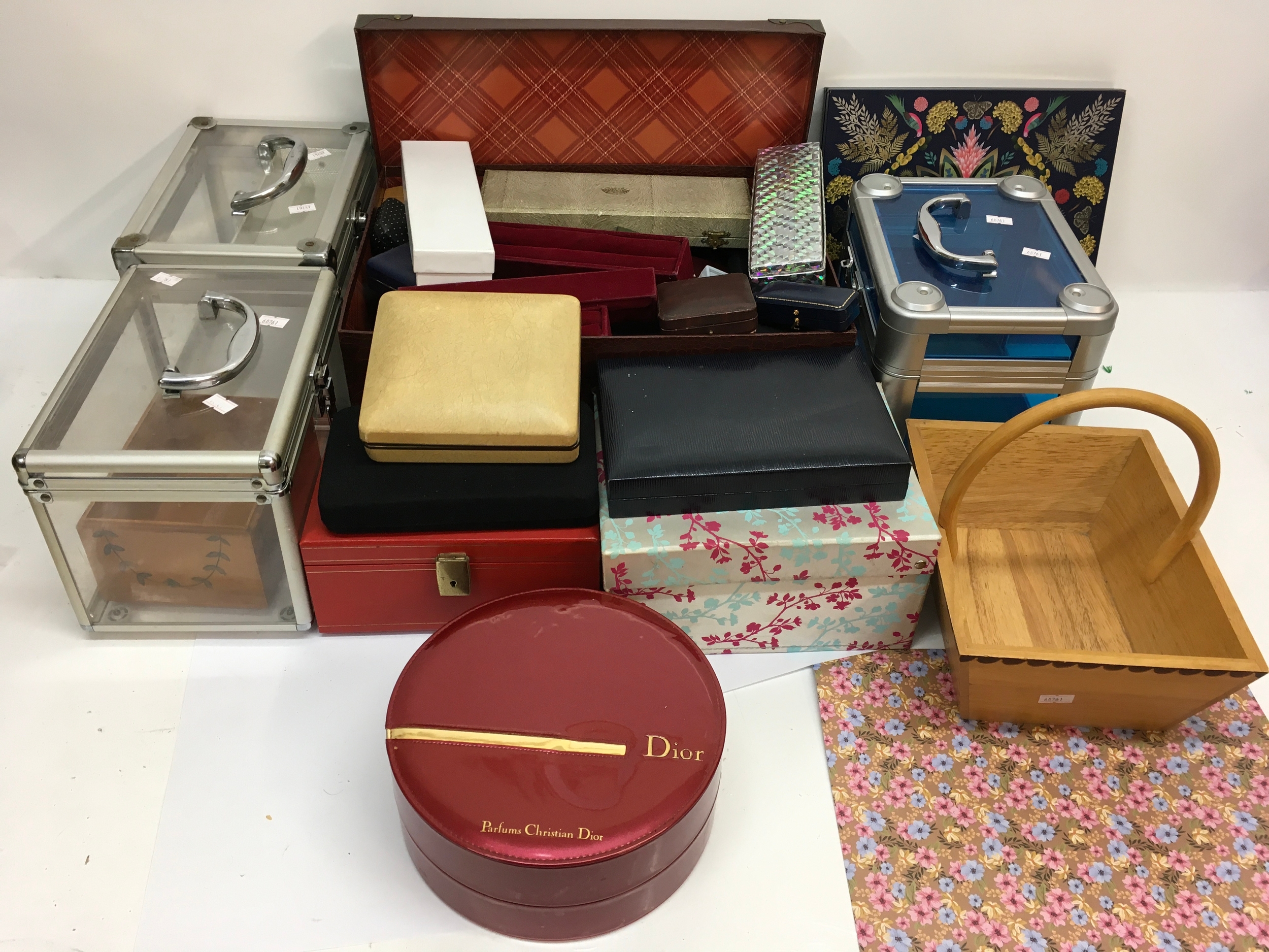 A quantity of empty jewellery boxes and cases