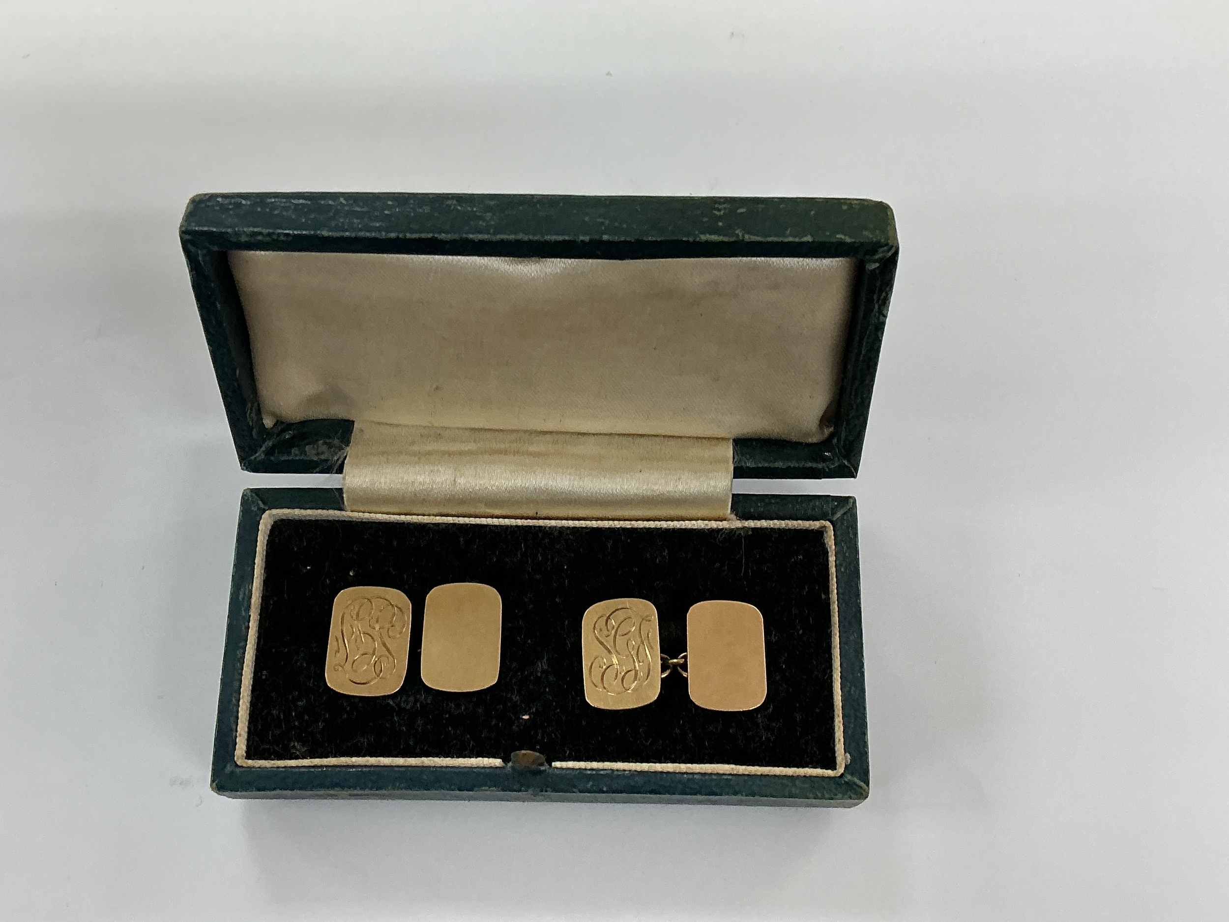 A cased set of 9ct gold cufflinks, engraved. 5.58g