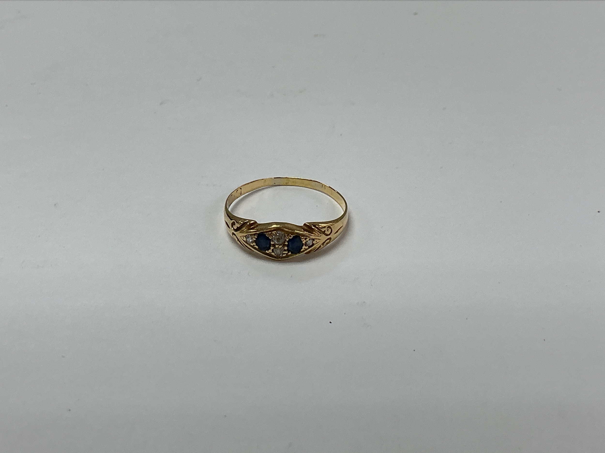 An 18ct gold ring set with two sapphires. Approx size S 2.27g
