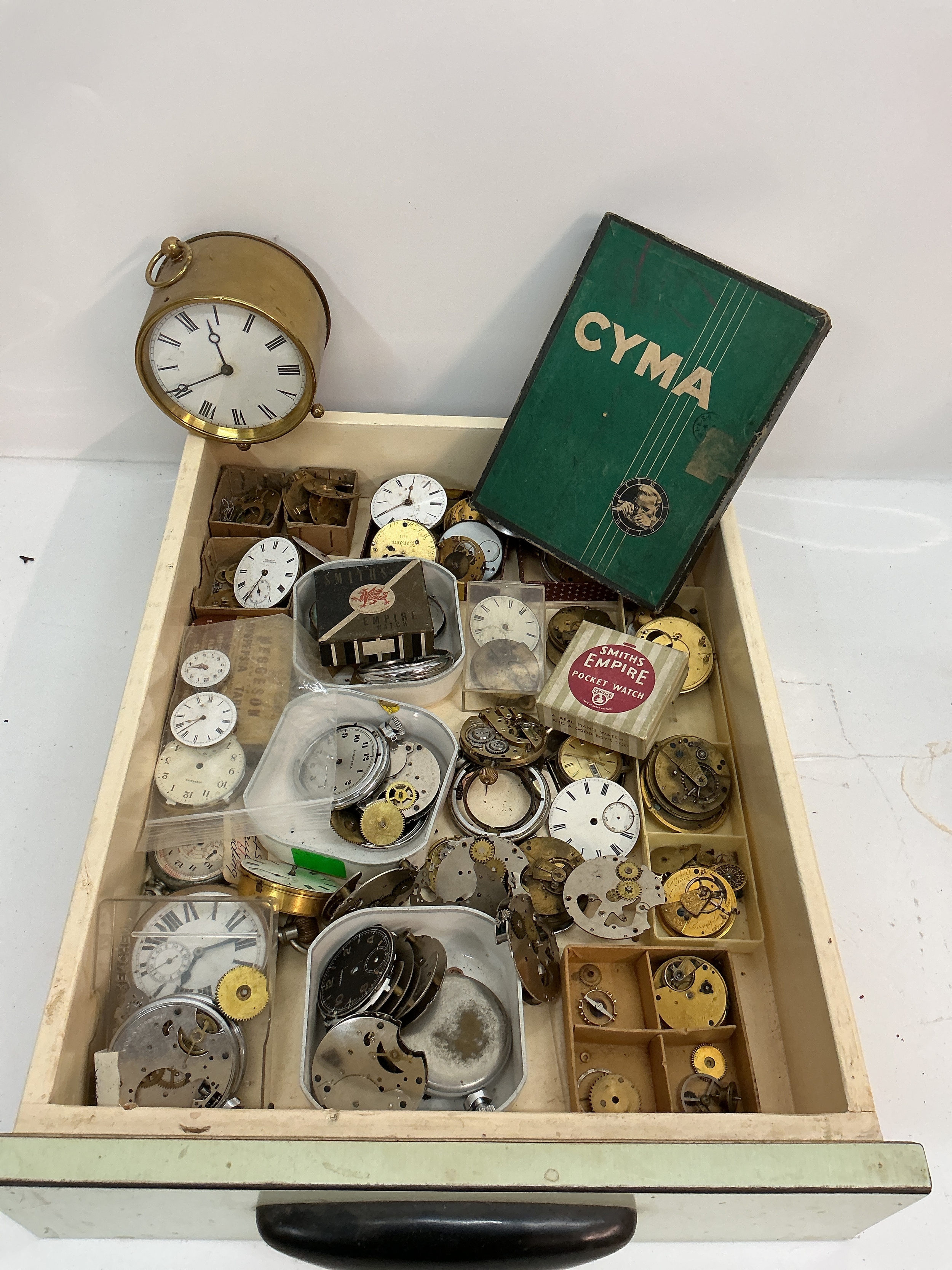 A tray containing vintage pocket watch movements 