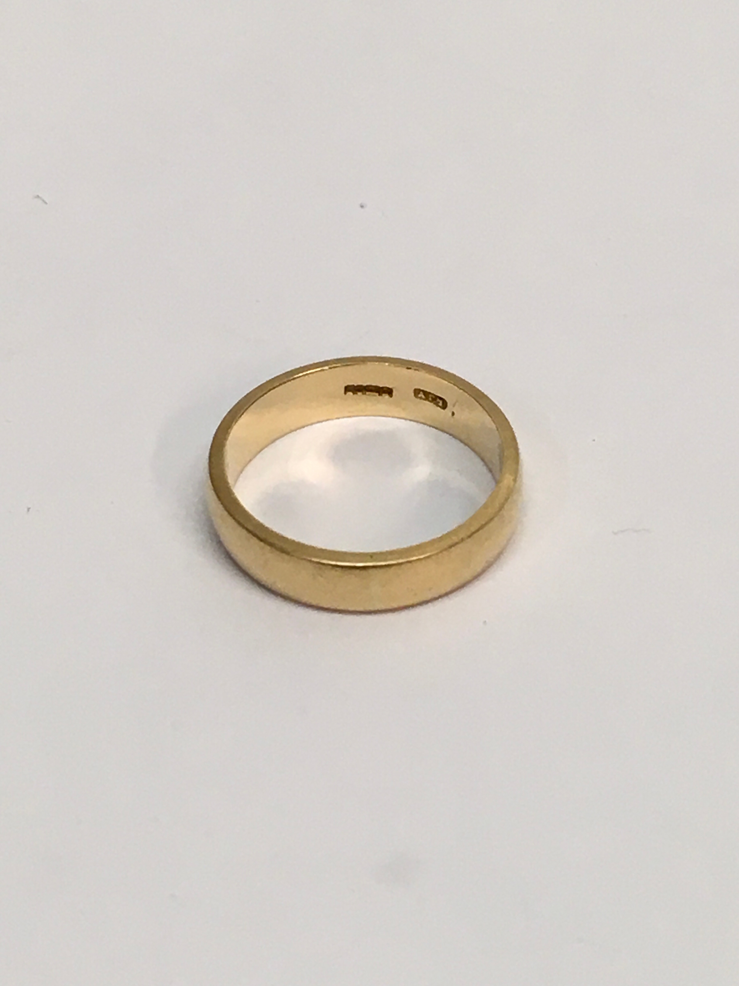 An 18ct 750 gold wedding band. Approx size P. 5.85g