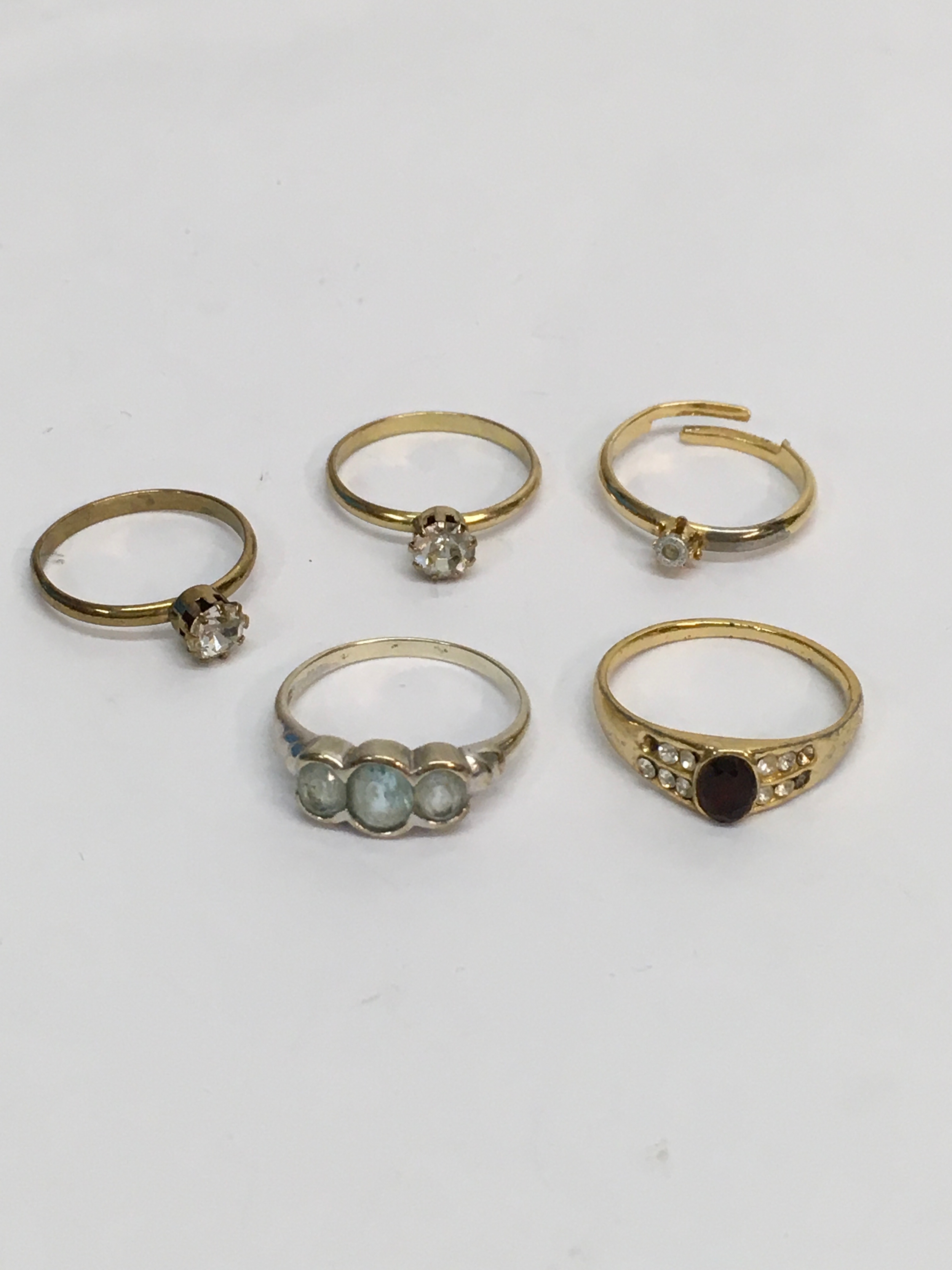 A 9ct 375 white gold ring set with aquamarine type stone, plus four costume dress rings. Gold ring, approx size O, 2.50g