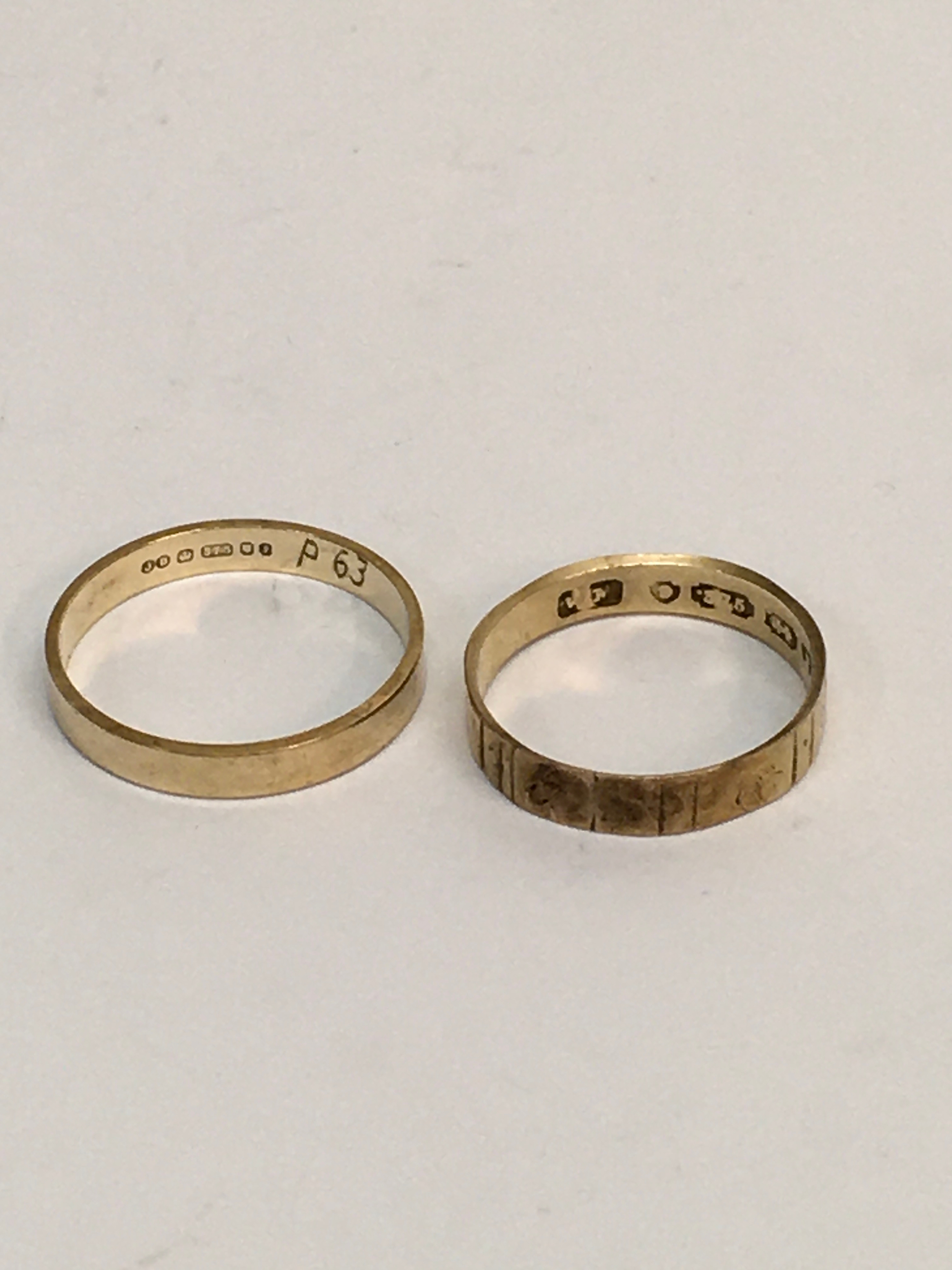 Two 9ct gold wedding bands. Approx L and O, 2.95g