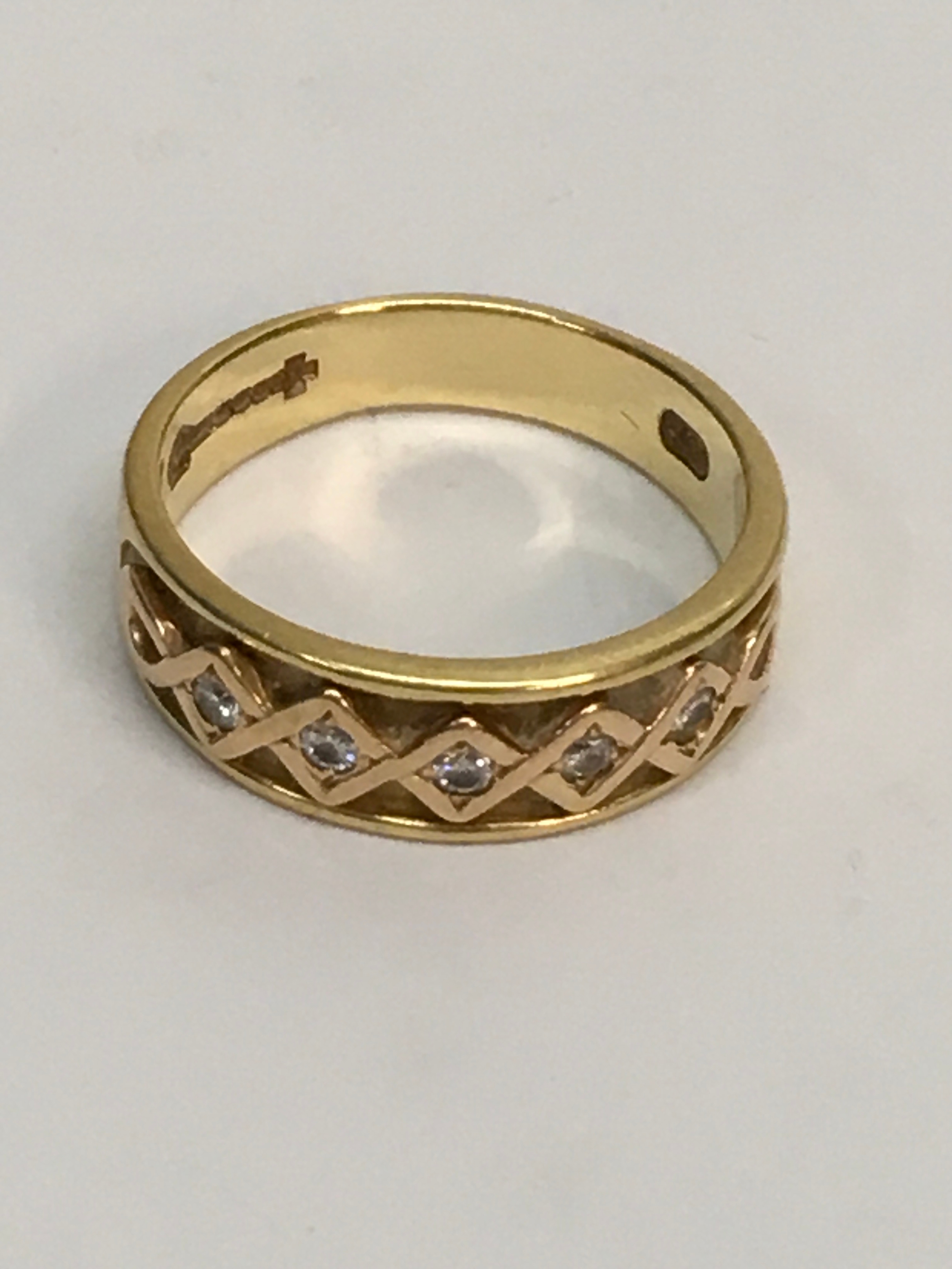An 18ct 750 gent's gold ring set with a band of white chip stones.Approx size S, 7.16g