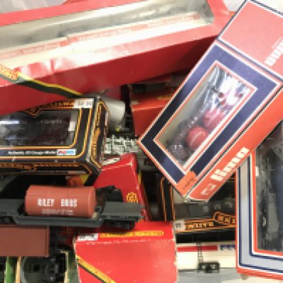 A Box Containing A Collection Of Boxed And Loose 00 Gauge Wagons. No Reserve.