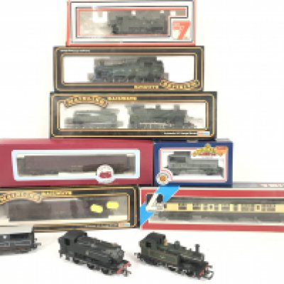 A Collection of 5 X Boxed And Loose Locomotives And Coaches. Various Makes. No Reserve.