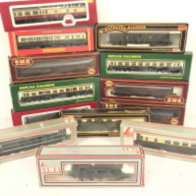 4 Boxed 00 Gauge Locomotives And A Collection Of Coaches. No Reserve.