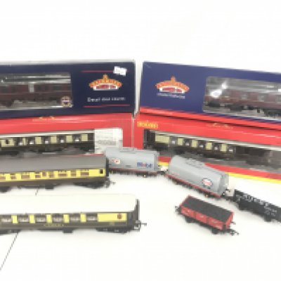 4 X Boxed 00 Gauge Coaches. 4 Loose And 4 Wagons.