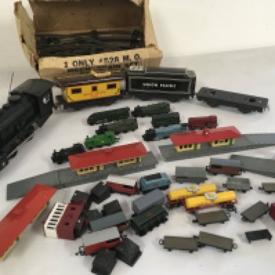 A collection of model railway including O gauge clockwork loco with wagons and track by Marx.  Plus n gauge diecast model loco engines ..wagons and platforms.  No reserve