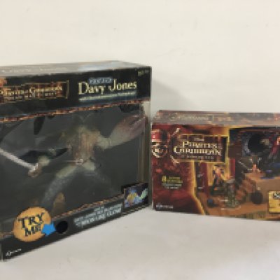 2 boxed Pirates of the Caribbean related items featuring Dead mans Chest glowing Davy Jones and T Worlds End Singapore Battle playset .  No reserve  (2)