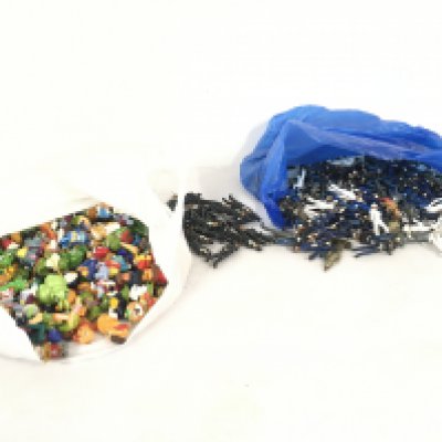 A large collection of metal assorted soldiers comprising marching..standing etc but without mounting  plateâ€¦plus policeman figures.  Also includes a large collection of figures featuring frogs..turtles..crocs..bears etc by Ferraro.  No reserve.




 