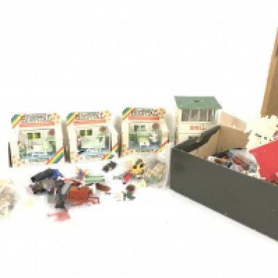 A mixed collection of diecast and plastic minature soldiers by Britains and others.  Includes some buildings.  Also 3x boxed Britains Hospital set.  No reserve.