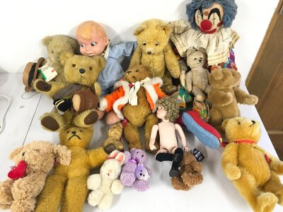 A Collection of various vintage dolls and teddies 
No reserve