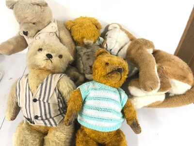 A collection of vintage large size teddies. No reserve.