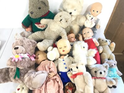 Collection of assorted dolls and teddies.
No reserve.