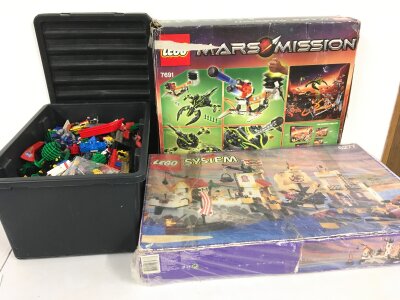 A collection of Lego, including boxed 6277 Pirate and 7691 Mars Mission.  Plus box contains loose accessories including figures.  No reserve.  Unchecked