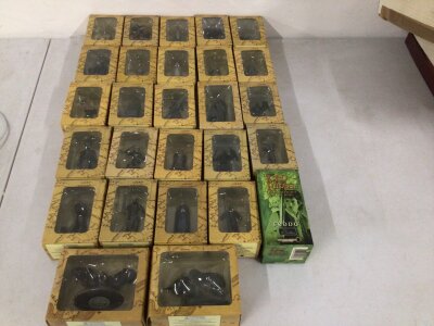 A collection in excess of 25 metal Minature figures from Lord of the Rings by New Line.  No reserve