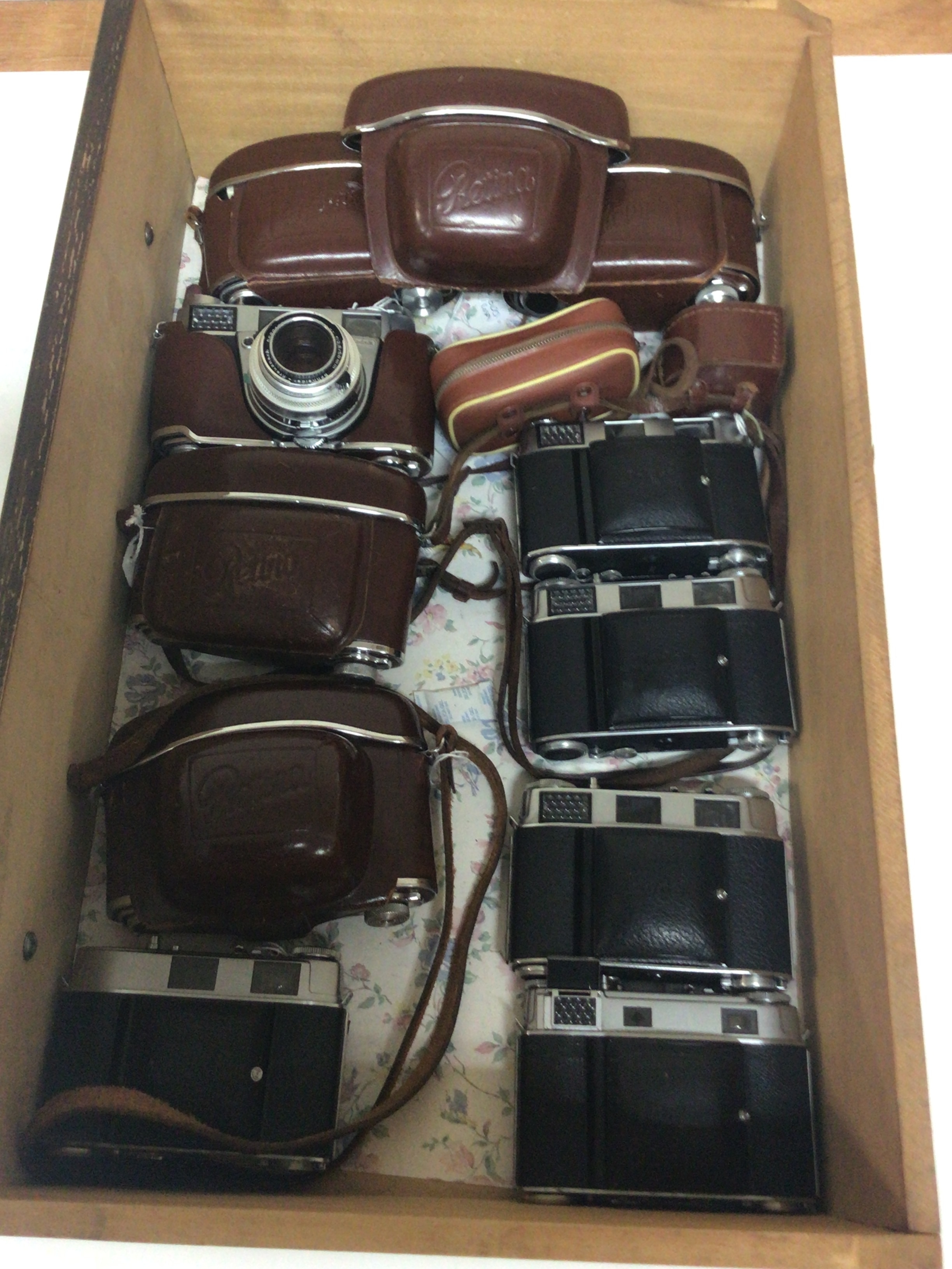 10 items. 5, Kodak Compur Retina III S Cameras with holsters / Carriers. One includes additional accessorises. 5, Retina III C cameras without Retina holsters.