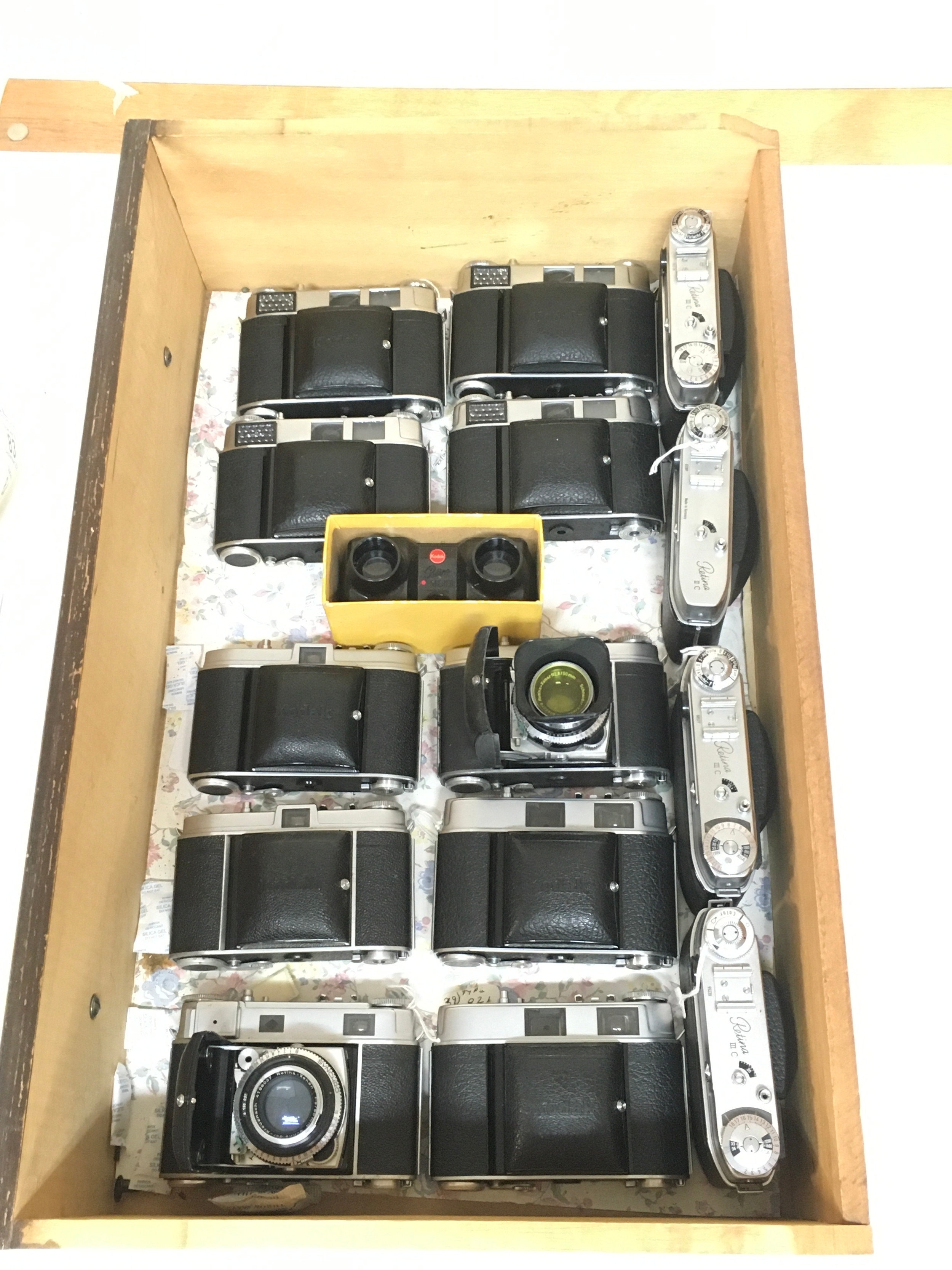 15 items. 7, Kodak retina IB, includes lens hood and coloured lens filter. 3, Retina II C, 4 Retina III C. 1 stereo attachment.