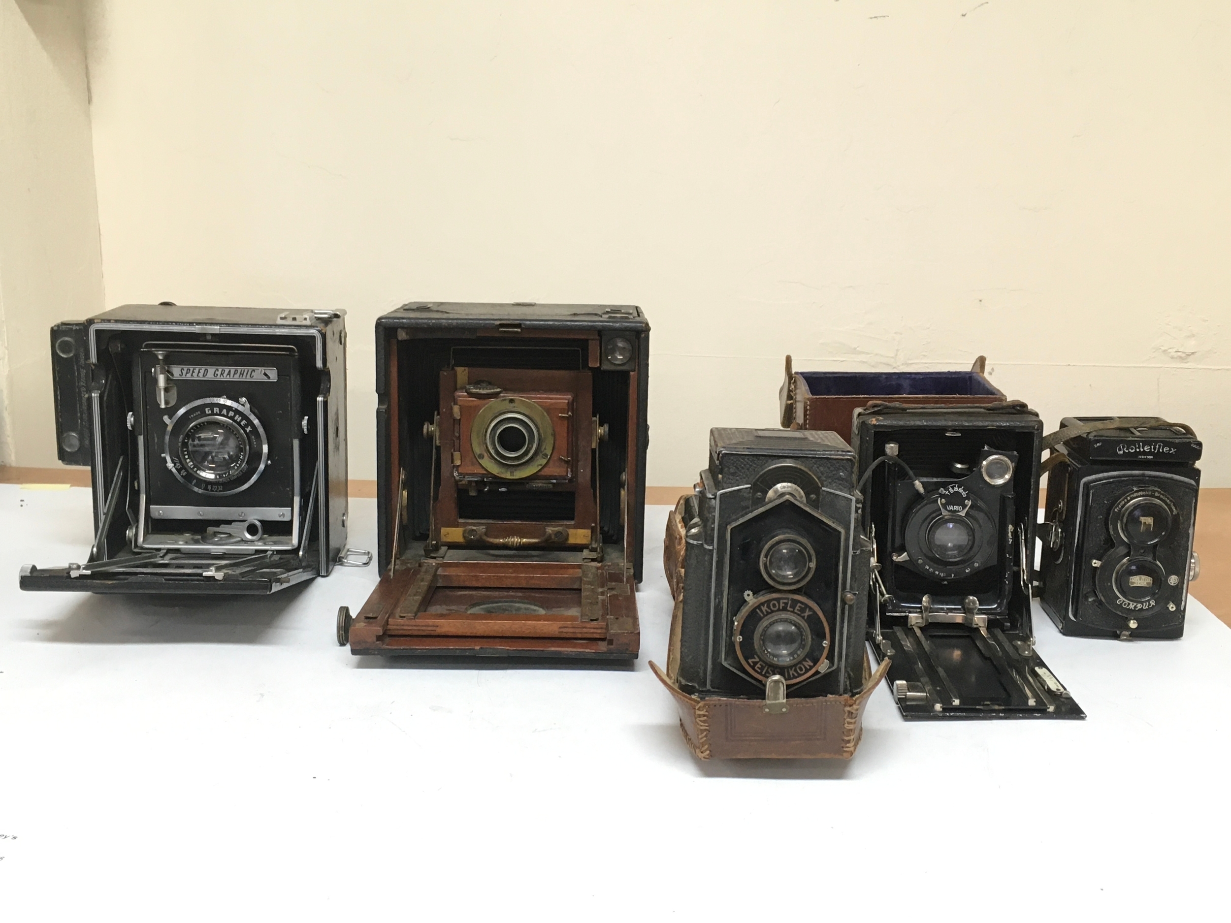  6 Period cameras. 2 Ikoflex Zeiss Ikons, including holster. 1 Rolleiflex Compur (Carl Zeiss Jena).1 Speed Graphic, Graphex Camera made by Graflex. Includes 'Kalart synchronized Range finder'. 1 "Time" Thornton-Packard patent. 1  TB Vario.