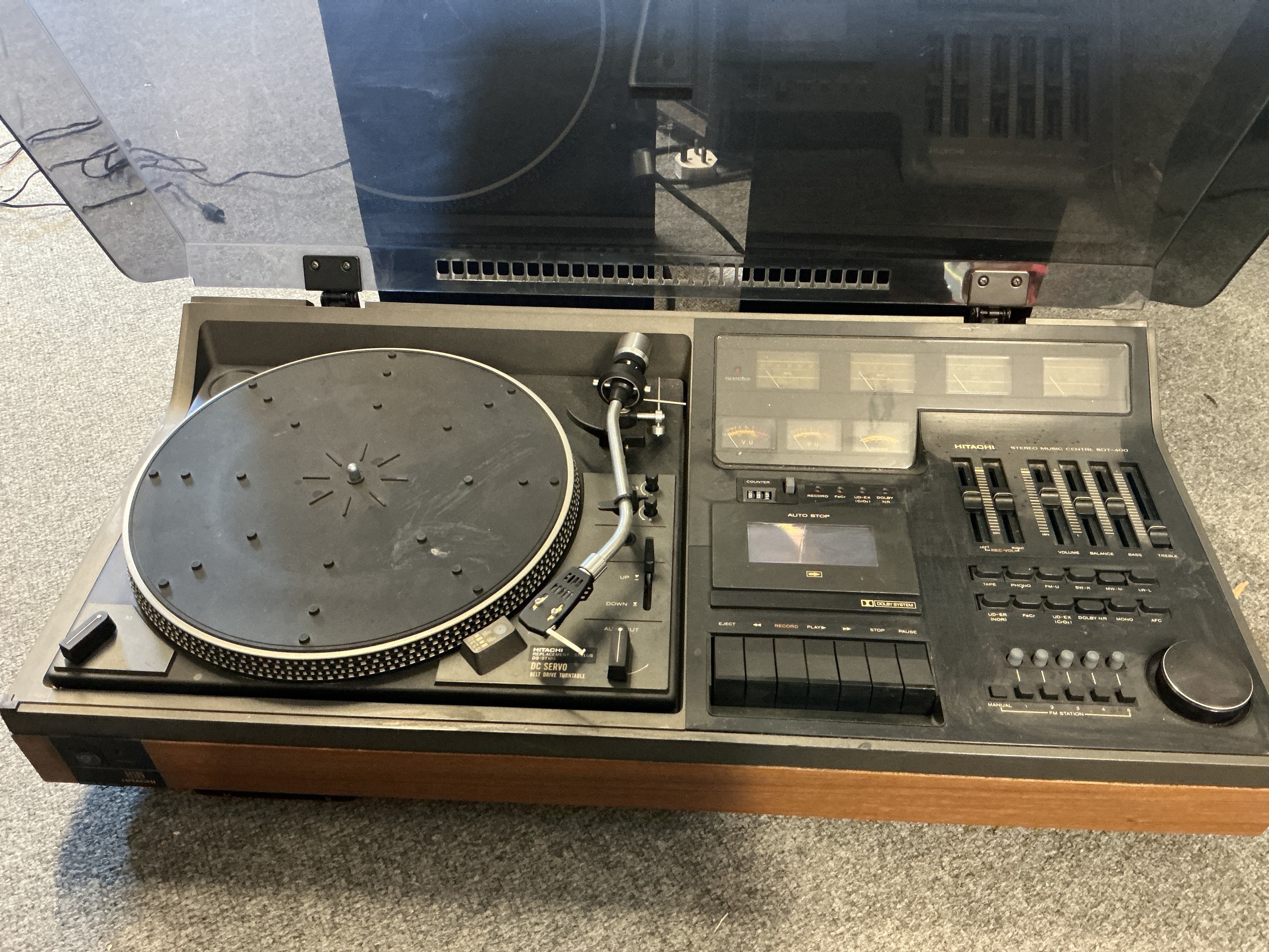 A vintage Hitachi SDT-400 music centre and a pair of Hitachi speakers (3).